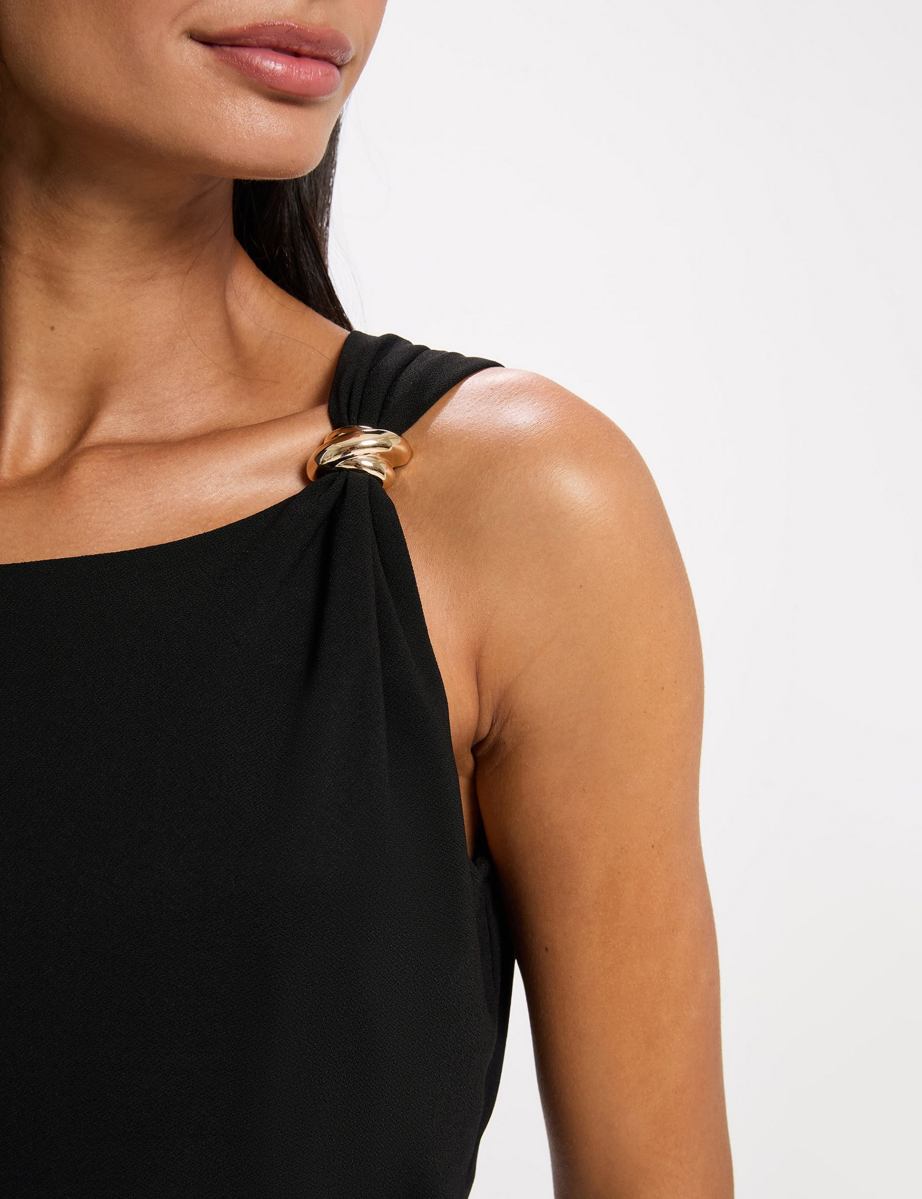 T-shirt asym&eacute;trique avec bijou noir femme