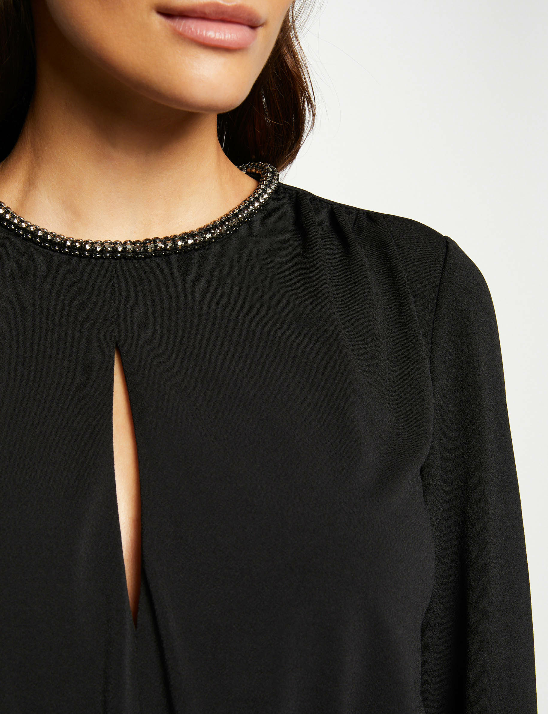Robe ajustée froncée avec col bijoux noir femme