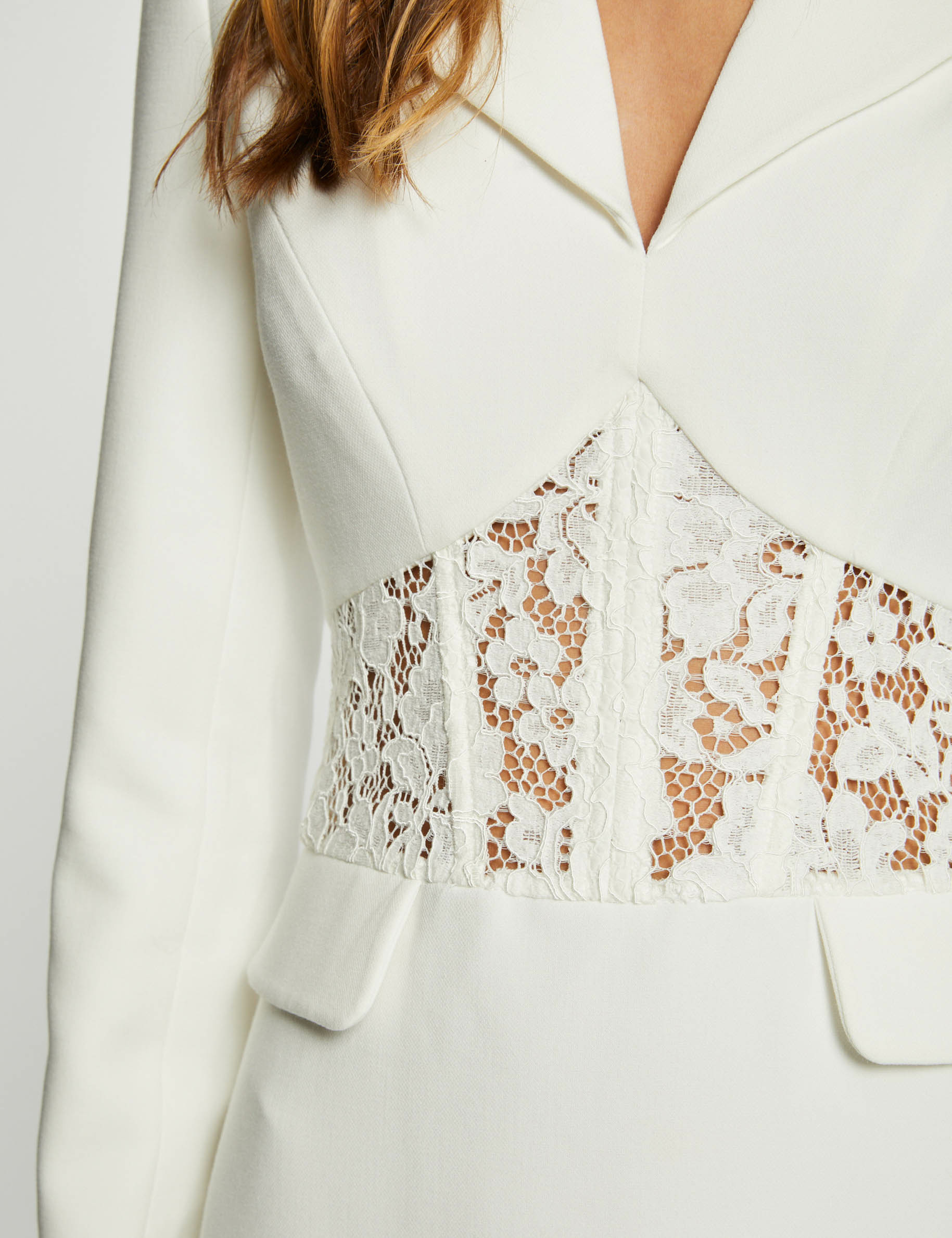 Robe courte ajustée à dentelle ecru femme