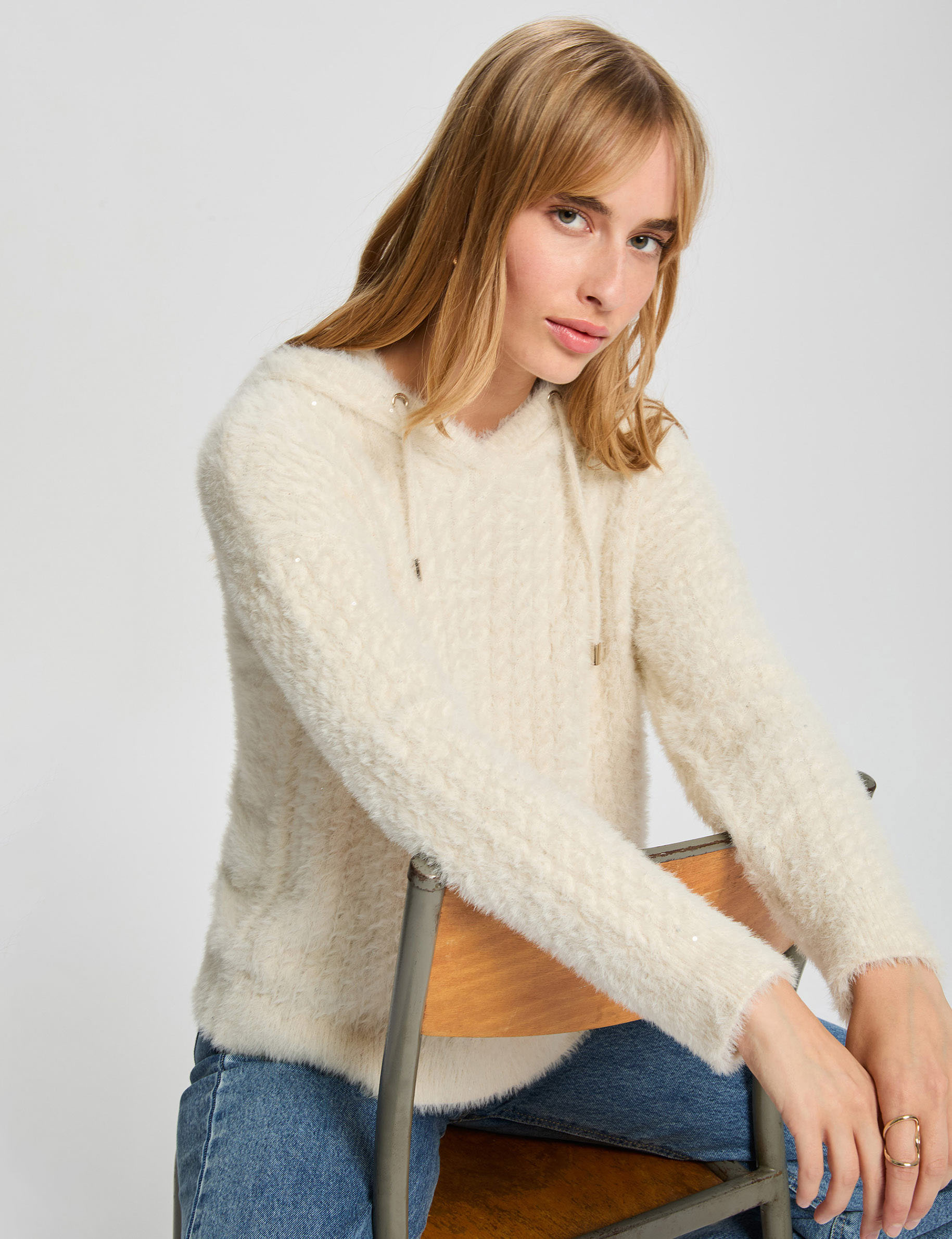 Pull &agrave; capuche sequins ivoire femme