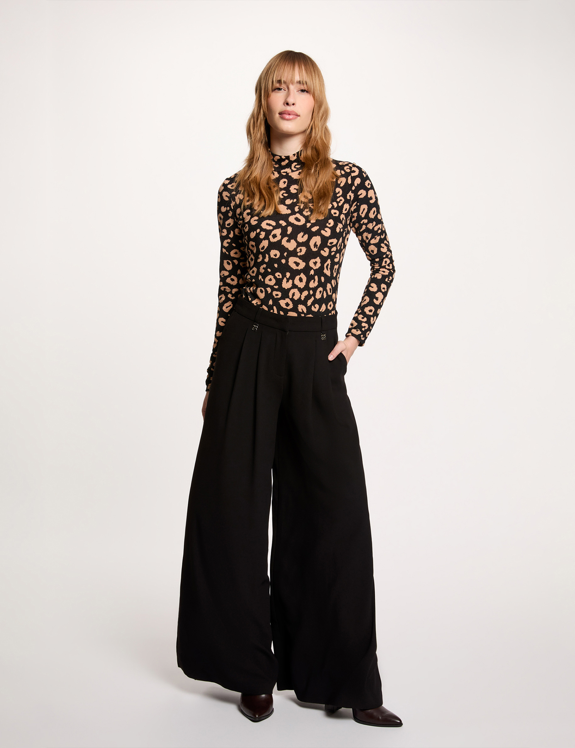 T-shirt cintr&eacute; col montant noir femme