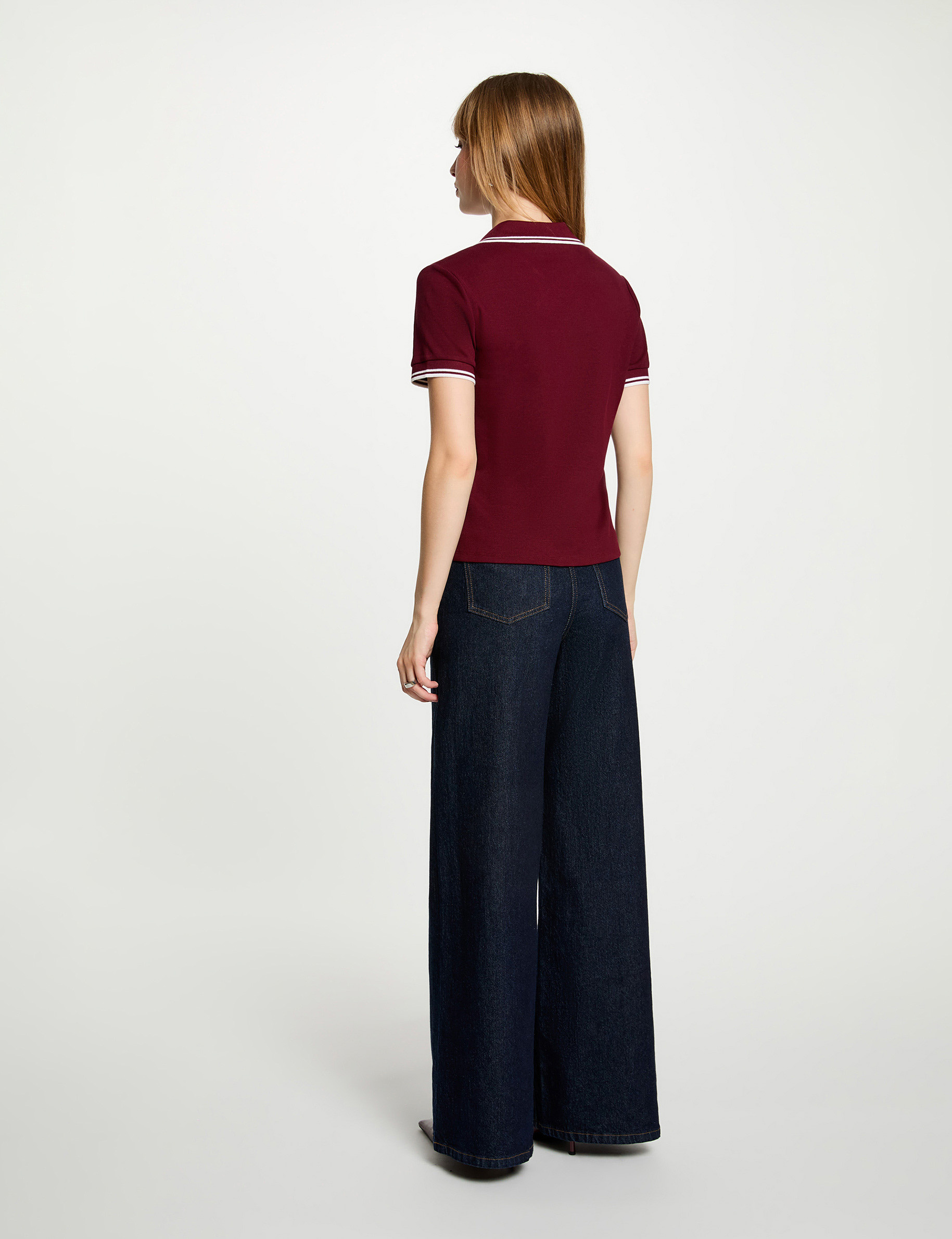 T-shirt polo cintr&eacute; bordeaux femme