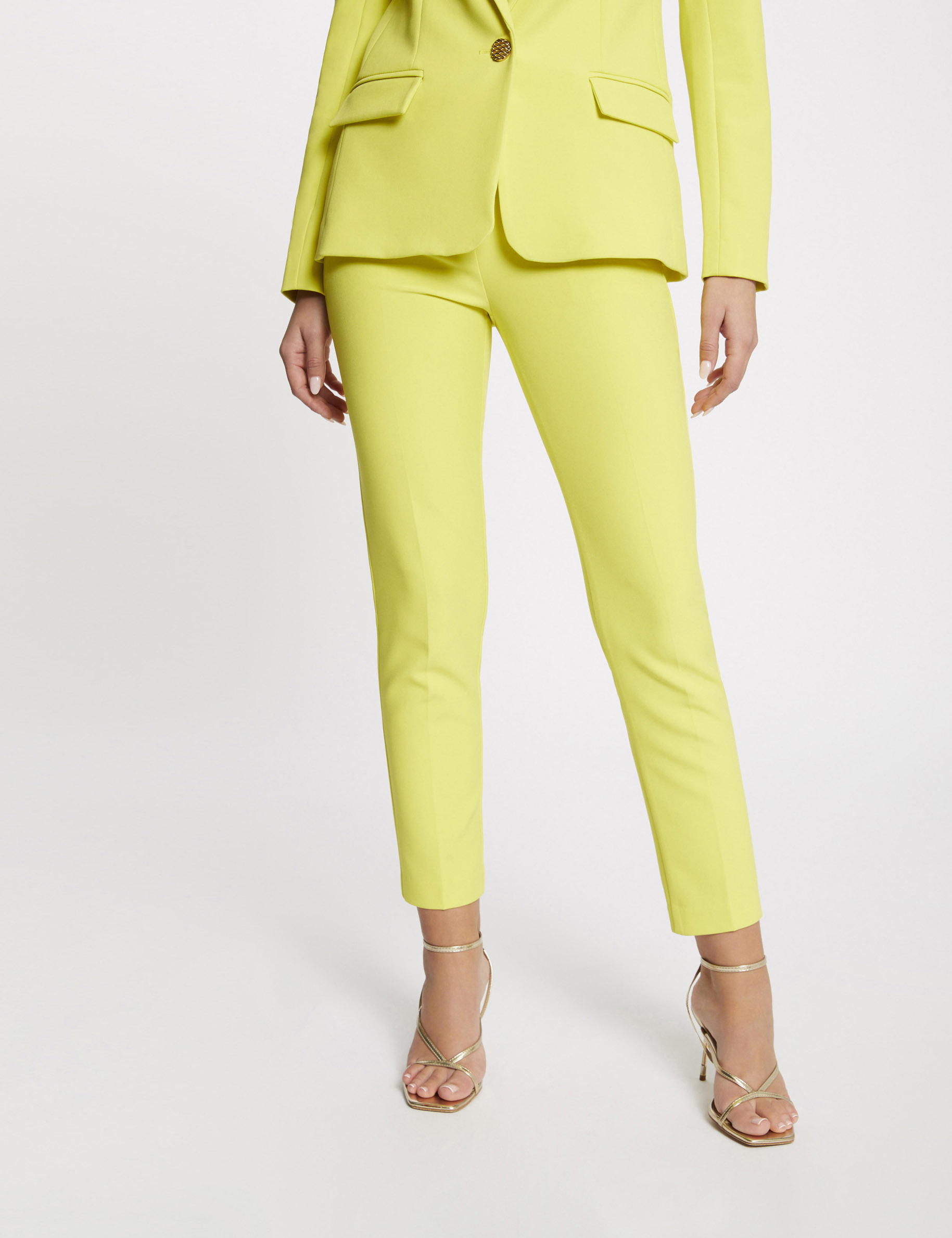 Pantalon city ajusté 7/8ème à pinces jaune femme Pantalon city ajusté 7/8ème à pinces jaune femme