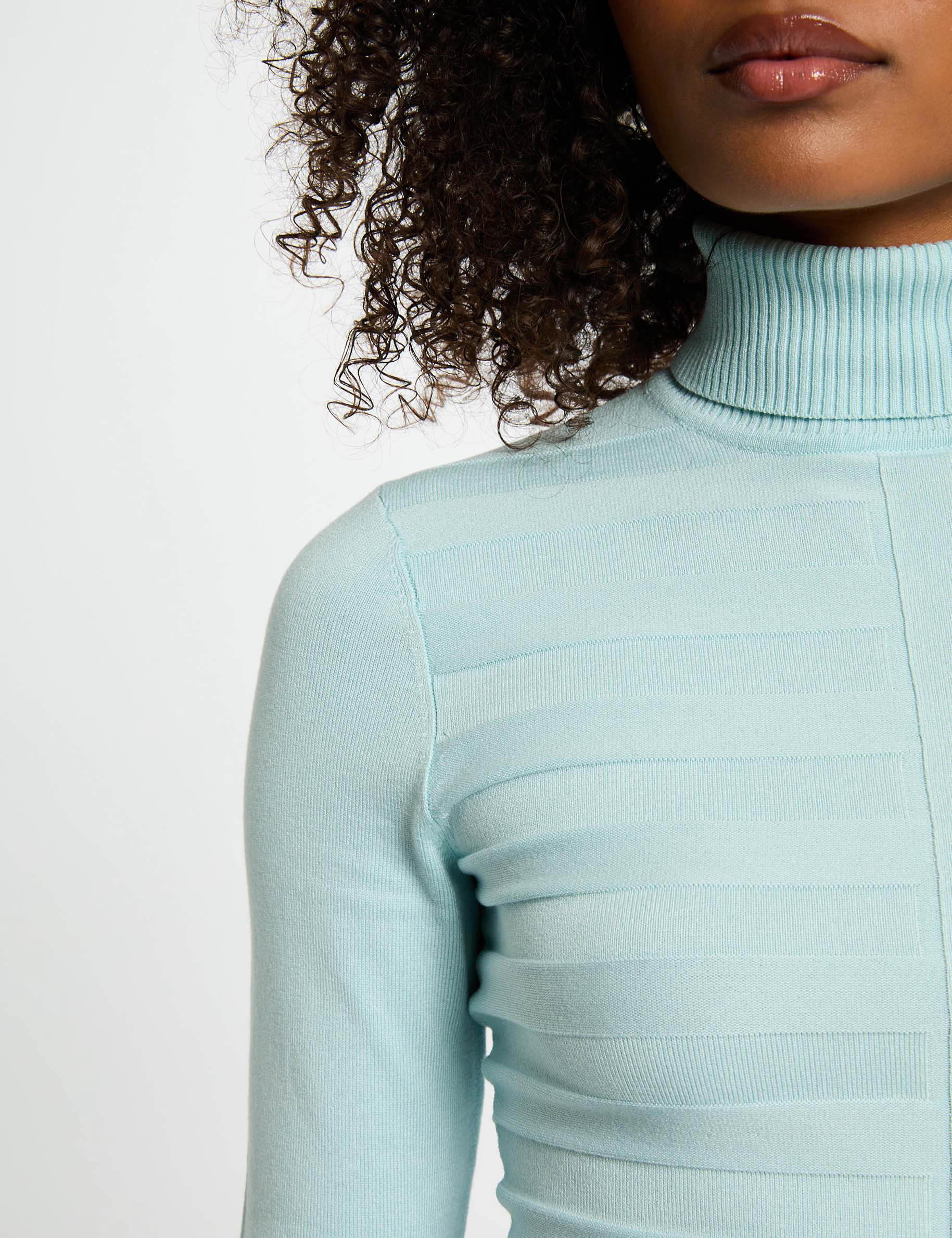 Pull col roul&eacute; bleu ciel femme