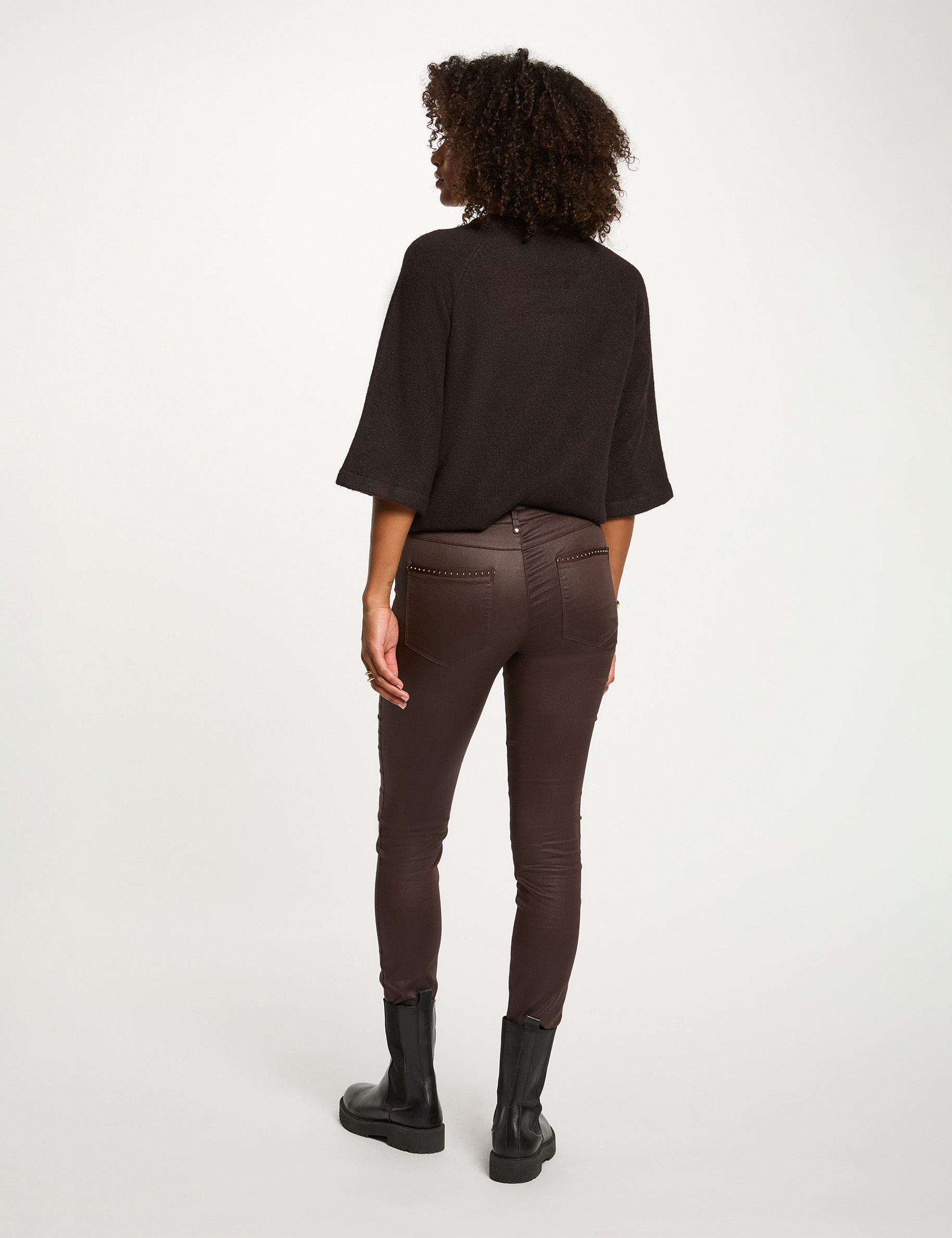 Pantalon slim enduit marron fonc&eacute; femme
