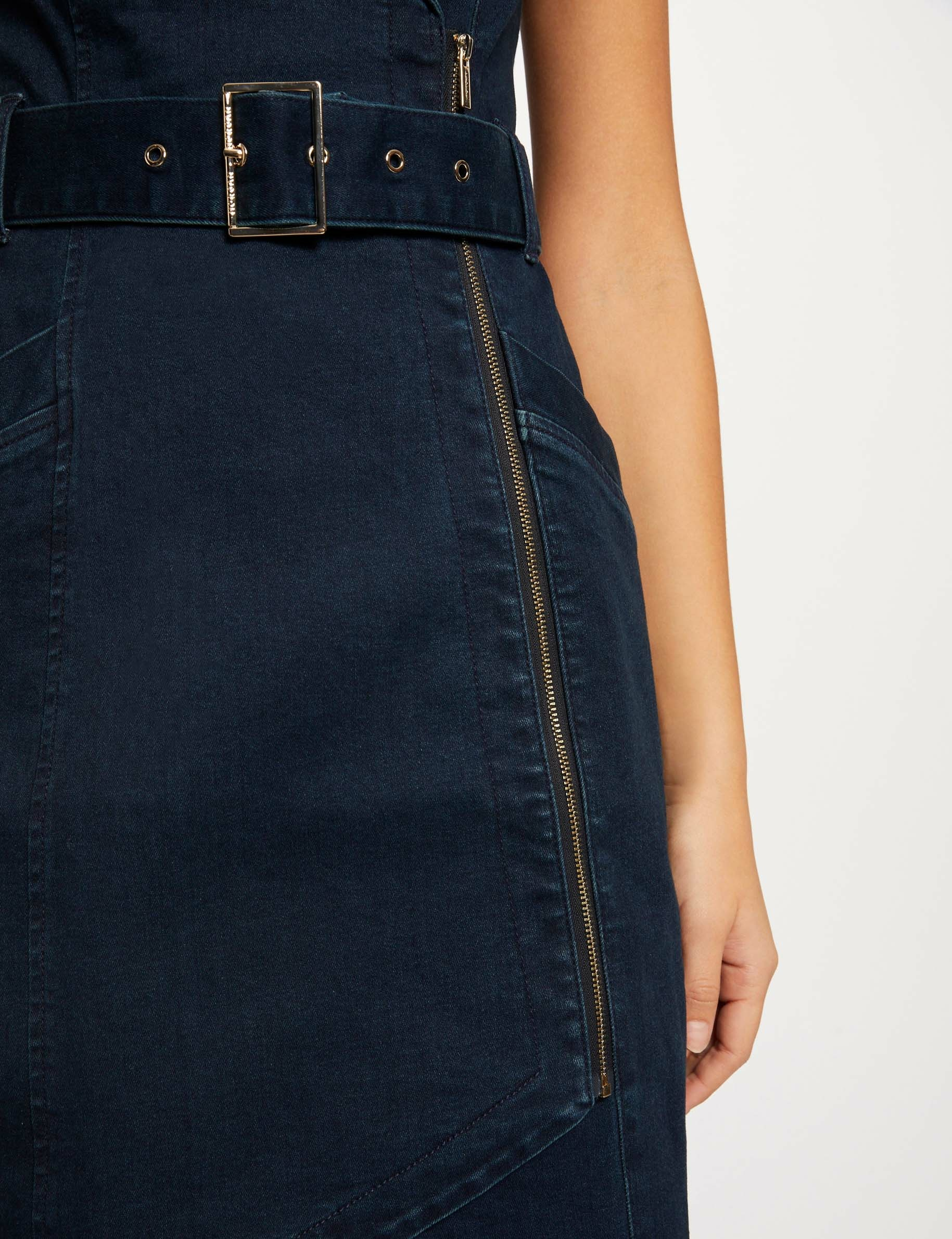 Robe ajustée drapée sans manches en jean jean brut femme Robe ajustée drapée sans manches en jean jean brut femme