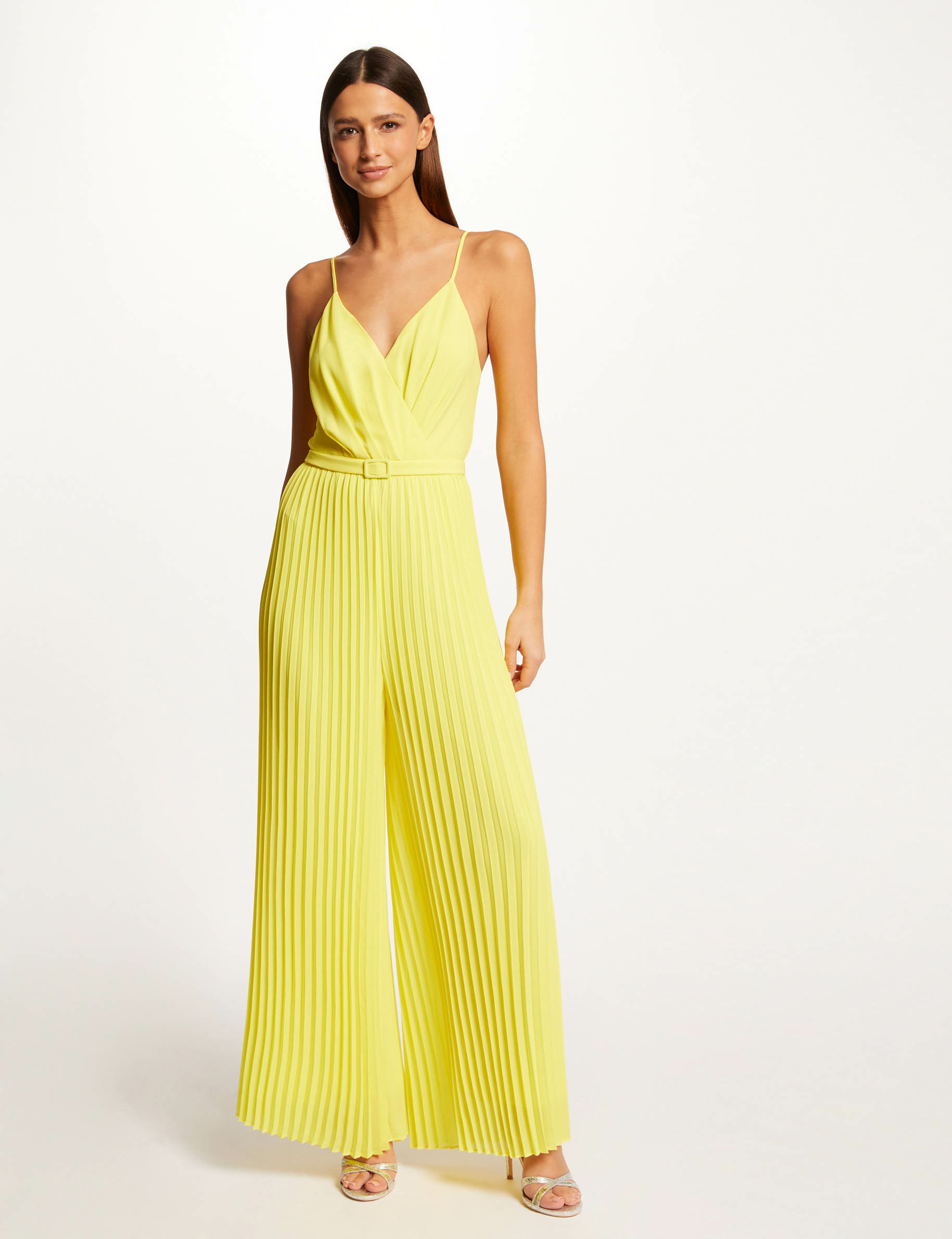 Combinaison large plissée avec dos nu jaune femme Combinaison large plissée avec dos nu jaune femme