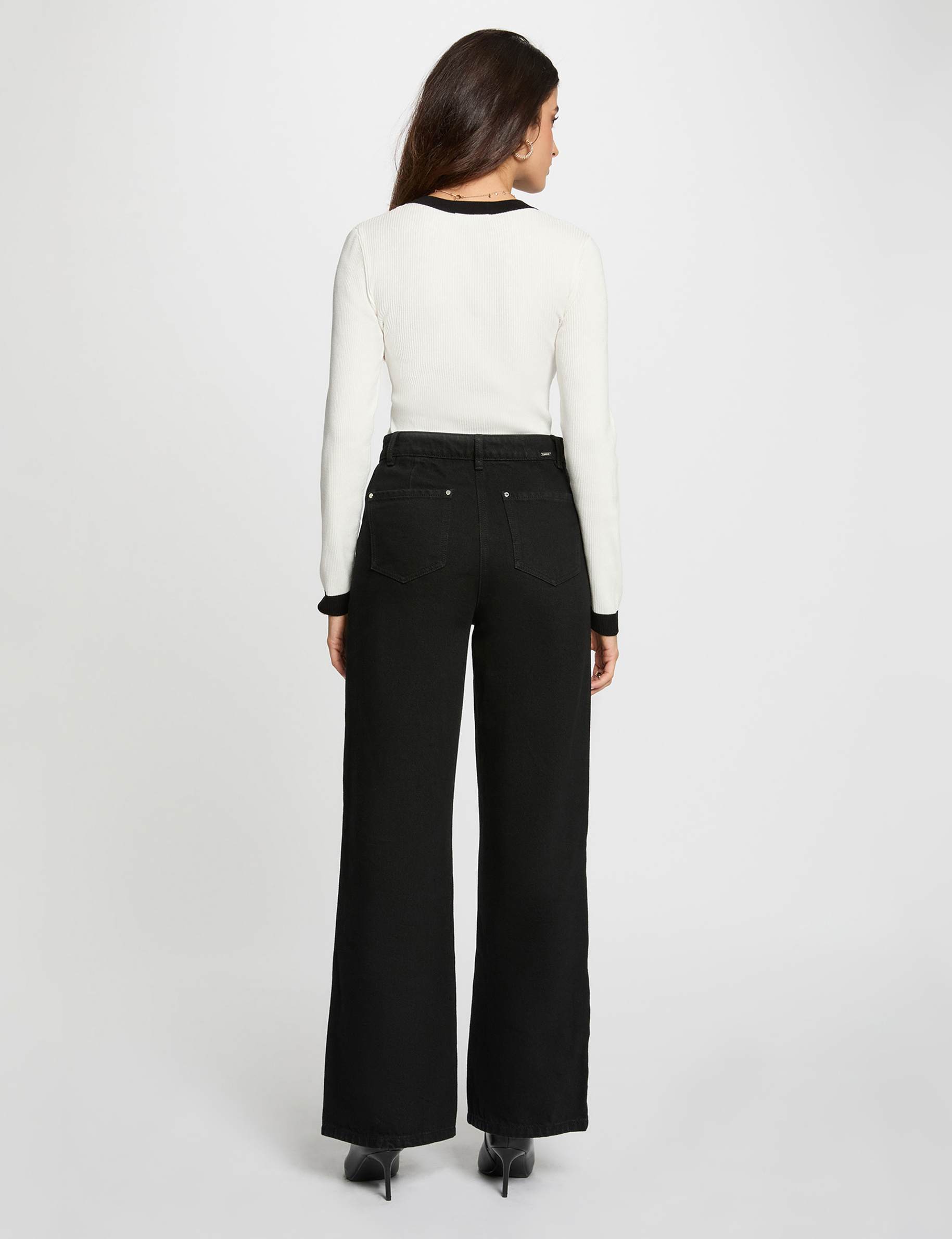 Pull ajust&eacute; col v blanc femme