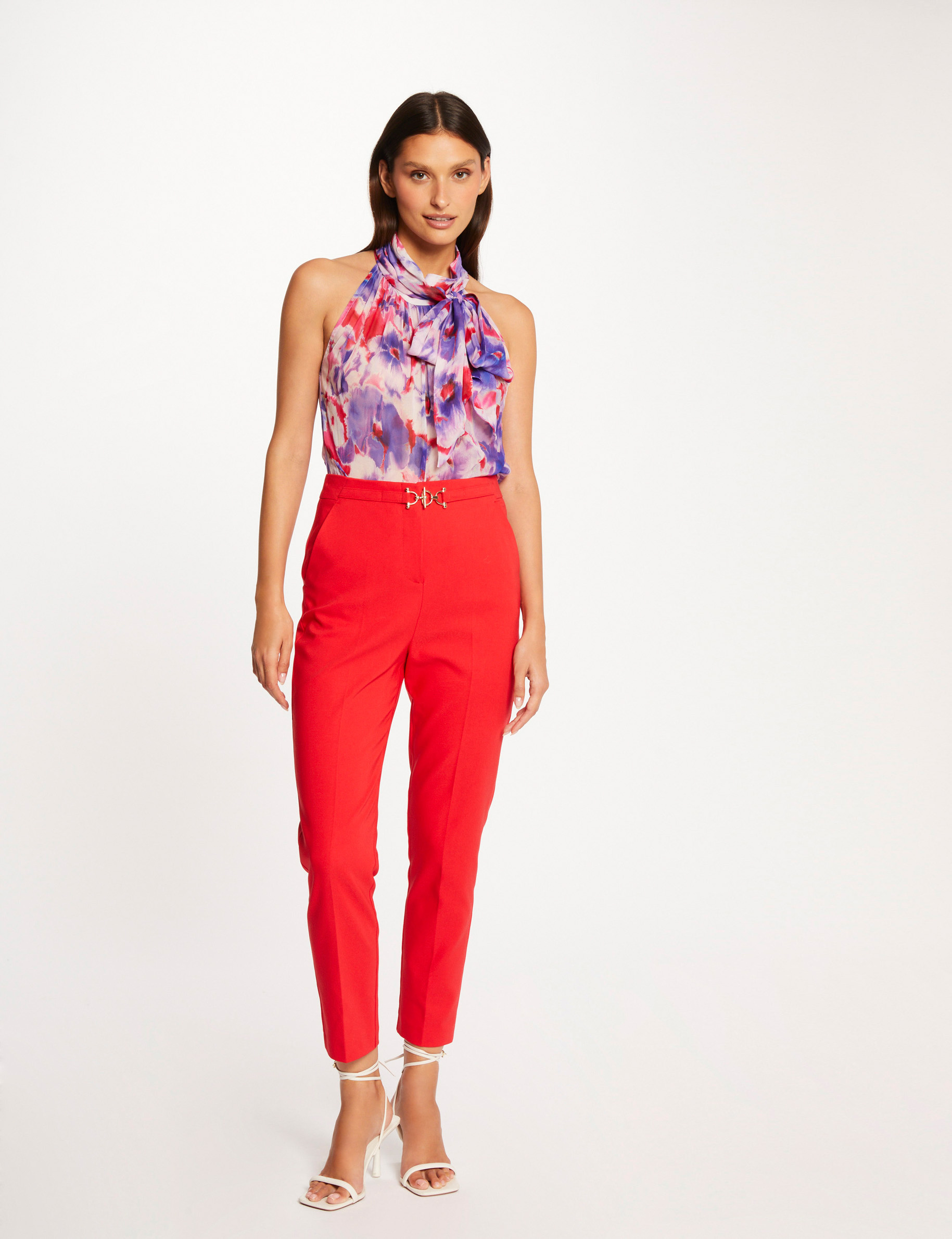 Image of Pantalon city ajusté boucle et pinces rouge femme