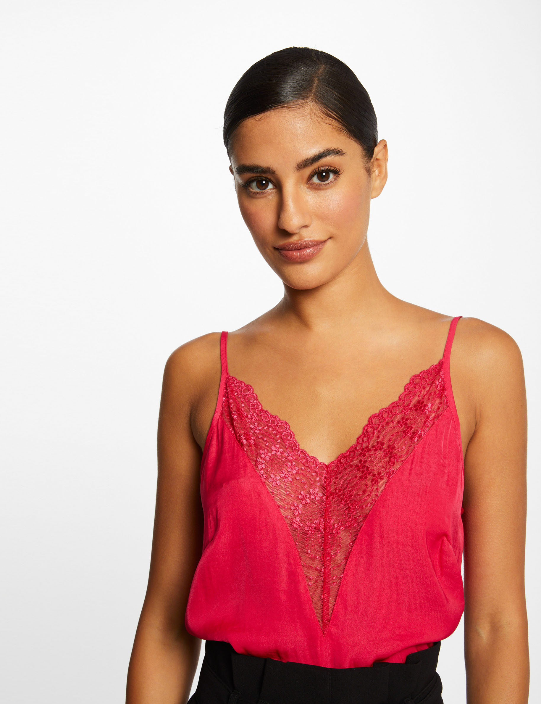 Blouse bretelles fines à dentelle framboise femme