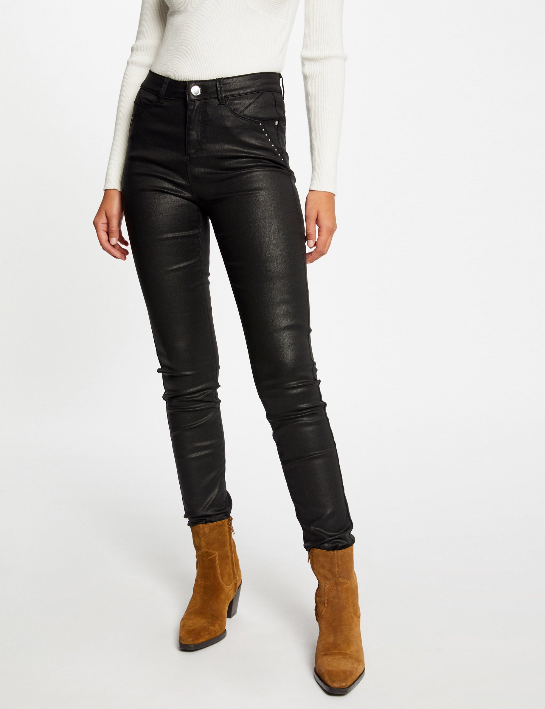 pantalon slim enduit a details cloutes noir femme Pantalon slim enduit à détails cloutés noir femme