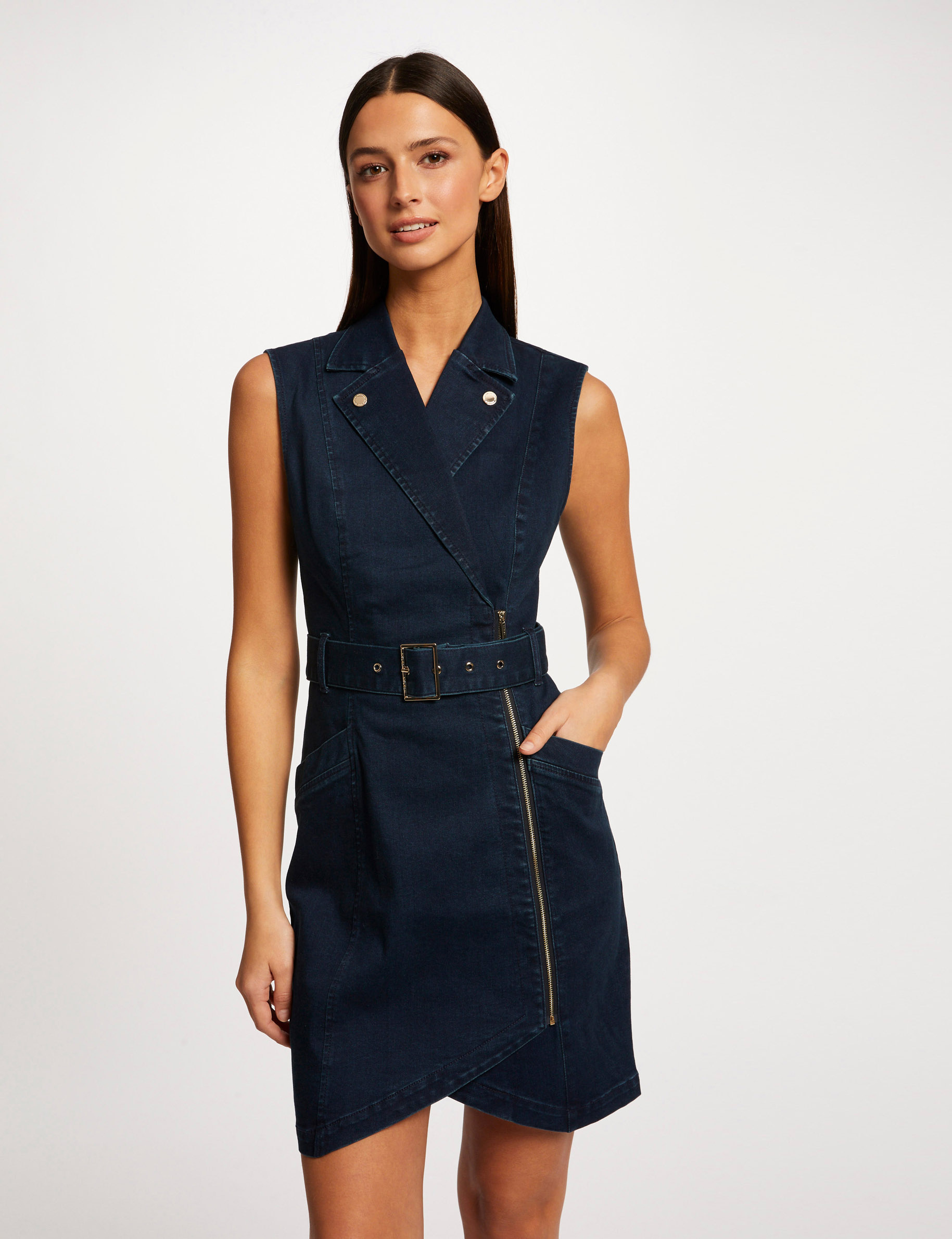 Image of Robe ajustée drapée sans manches en jean jean brut femme