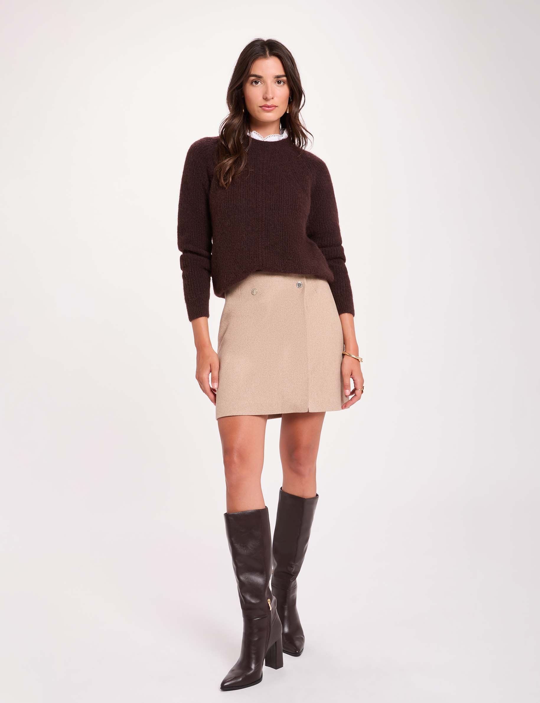 Pull col rond d&eacute;tails chemise marron fonc&eacute; femme