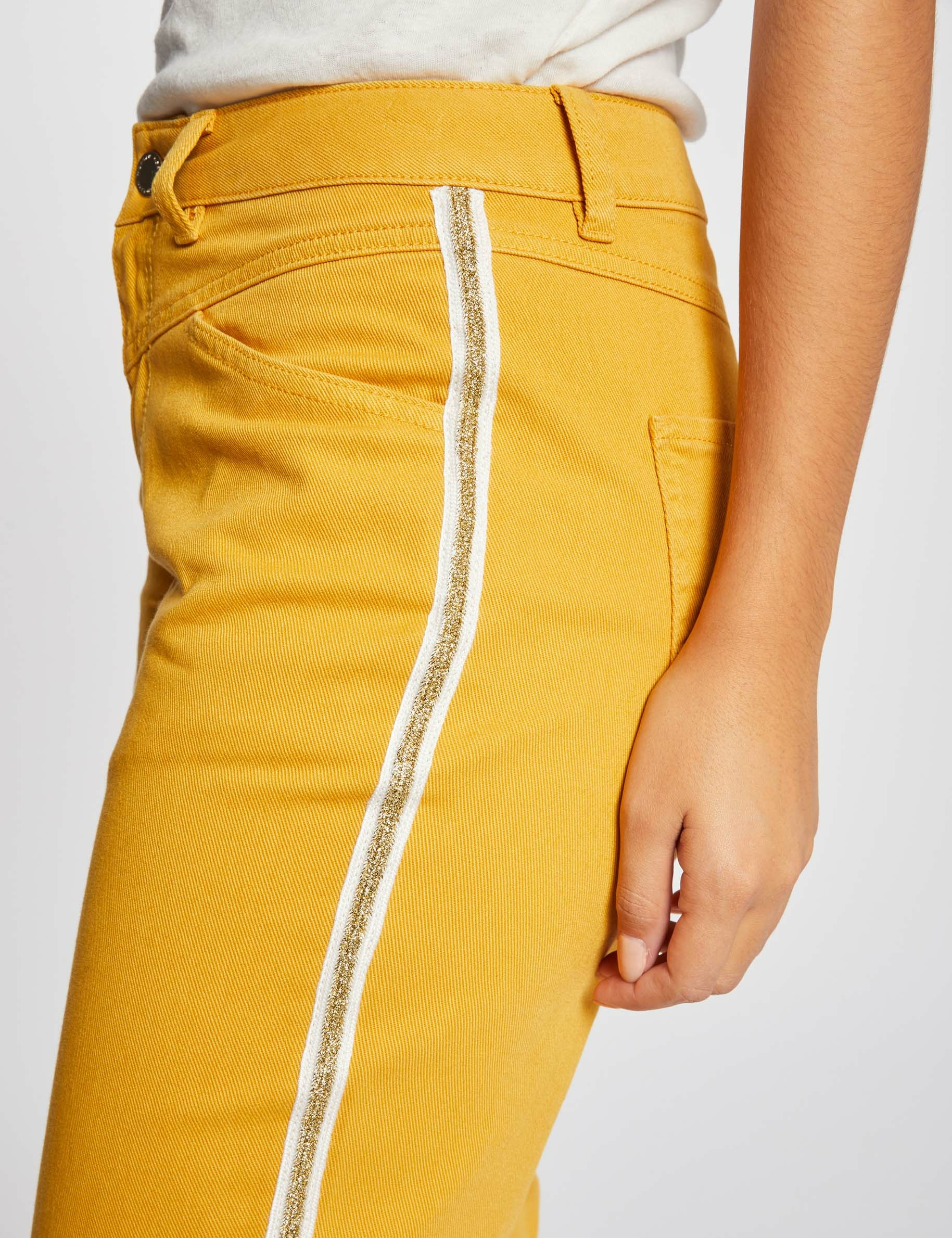Pantalon droit à bandes métallisées jaune femme Pantalon droit à bandes métallisées jaune femme