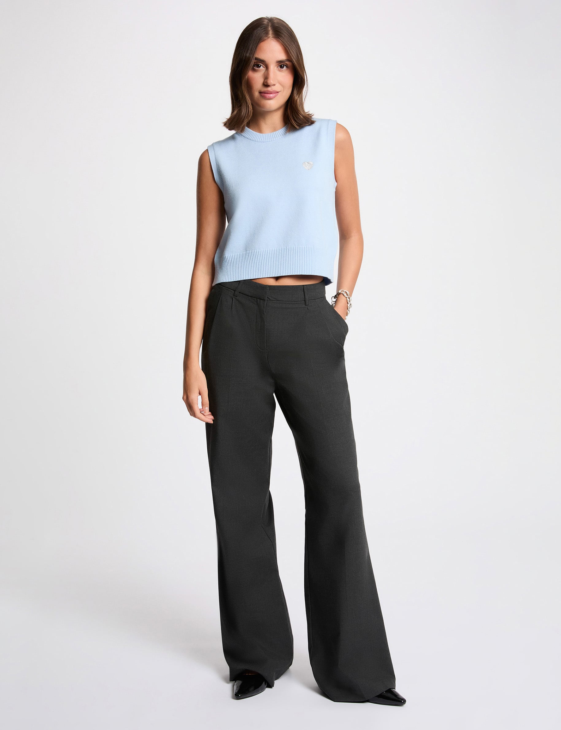 Pull sans manches brod&eacute; bleu ciel femme