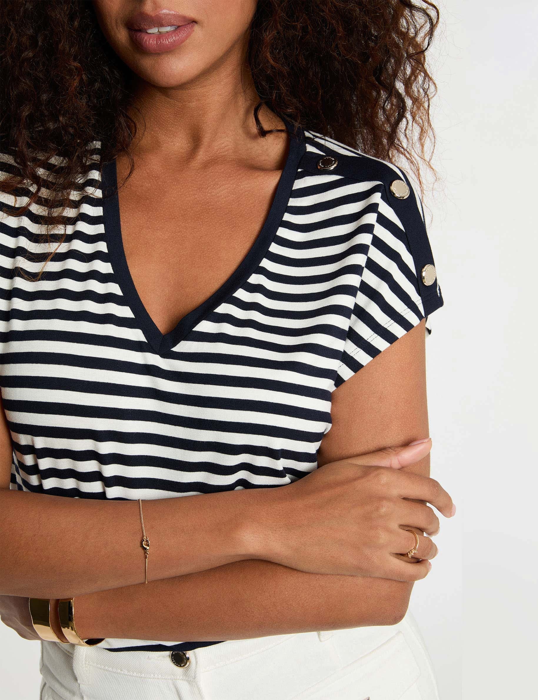 T-shirt ray&eacute; col v bleu marine femme