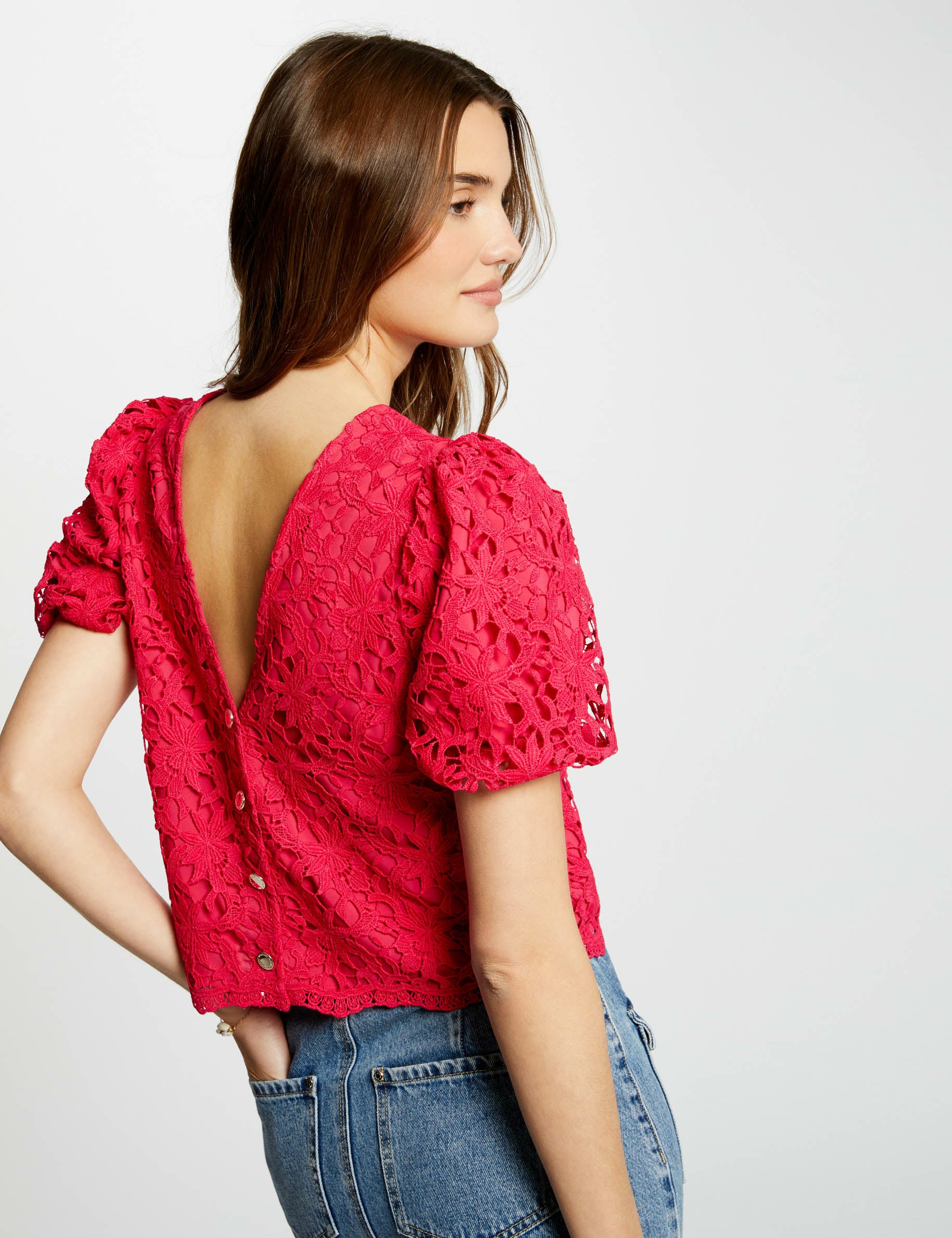 Top dentelle boutonn&eacute; framboise femme