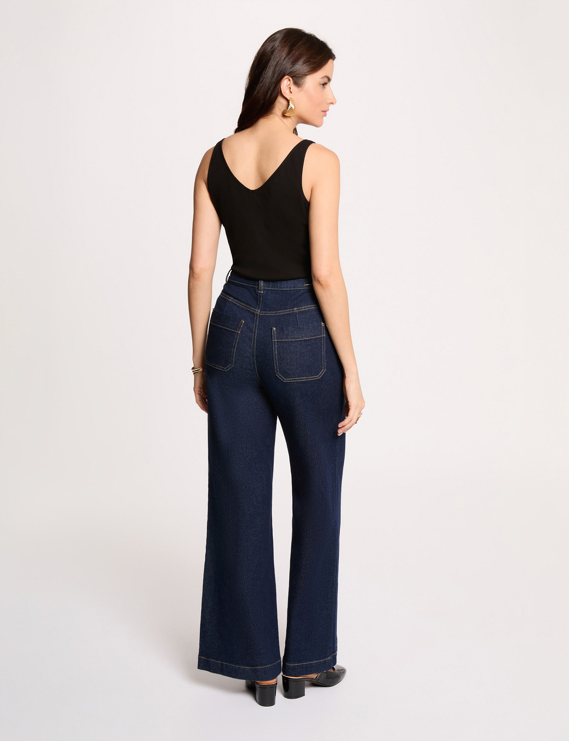 D&eacute;bardeur cintr&eacute; col v noir femme
