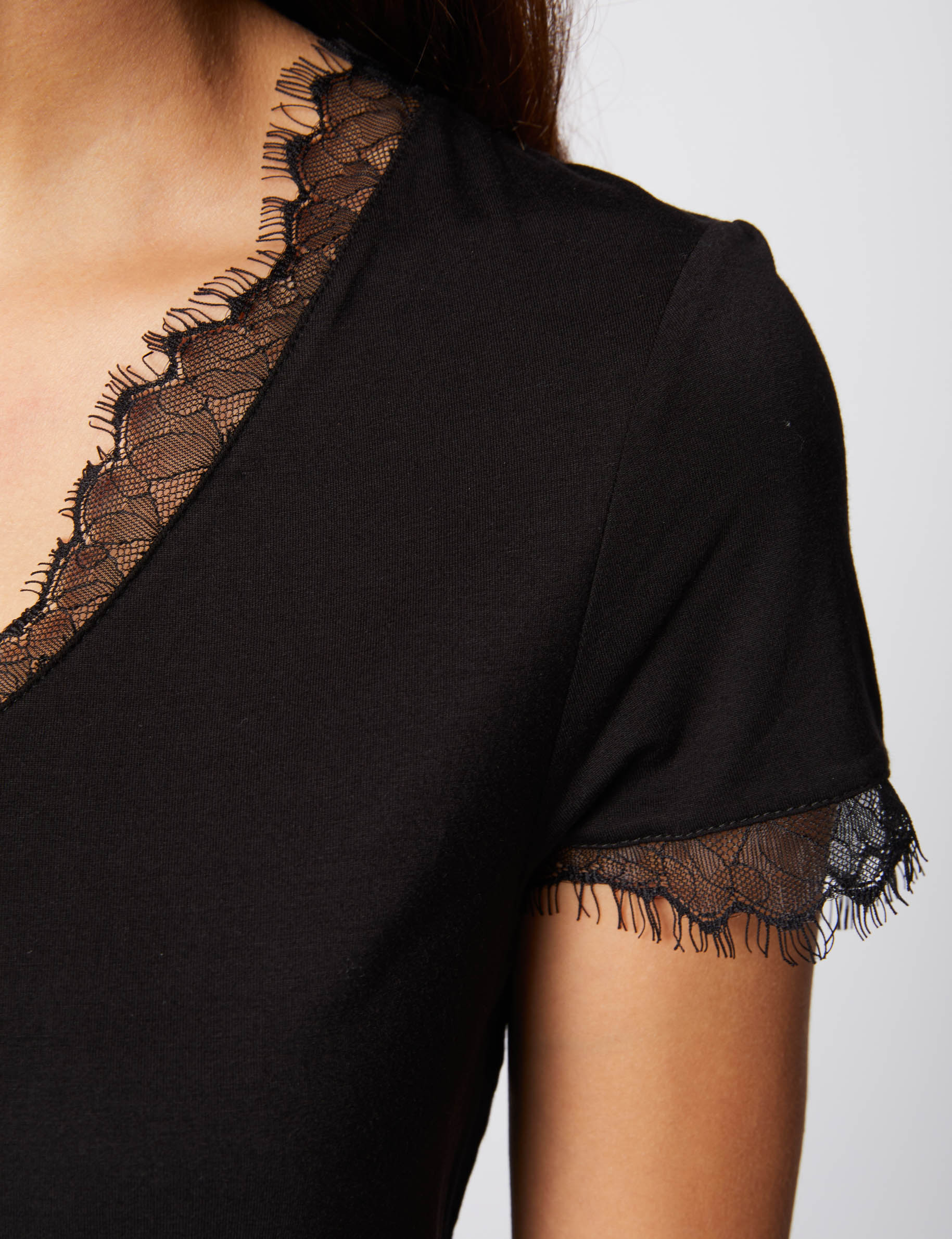 T-shirt col V &agrave; dos boutonn&eacute; en dentelle noir femme