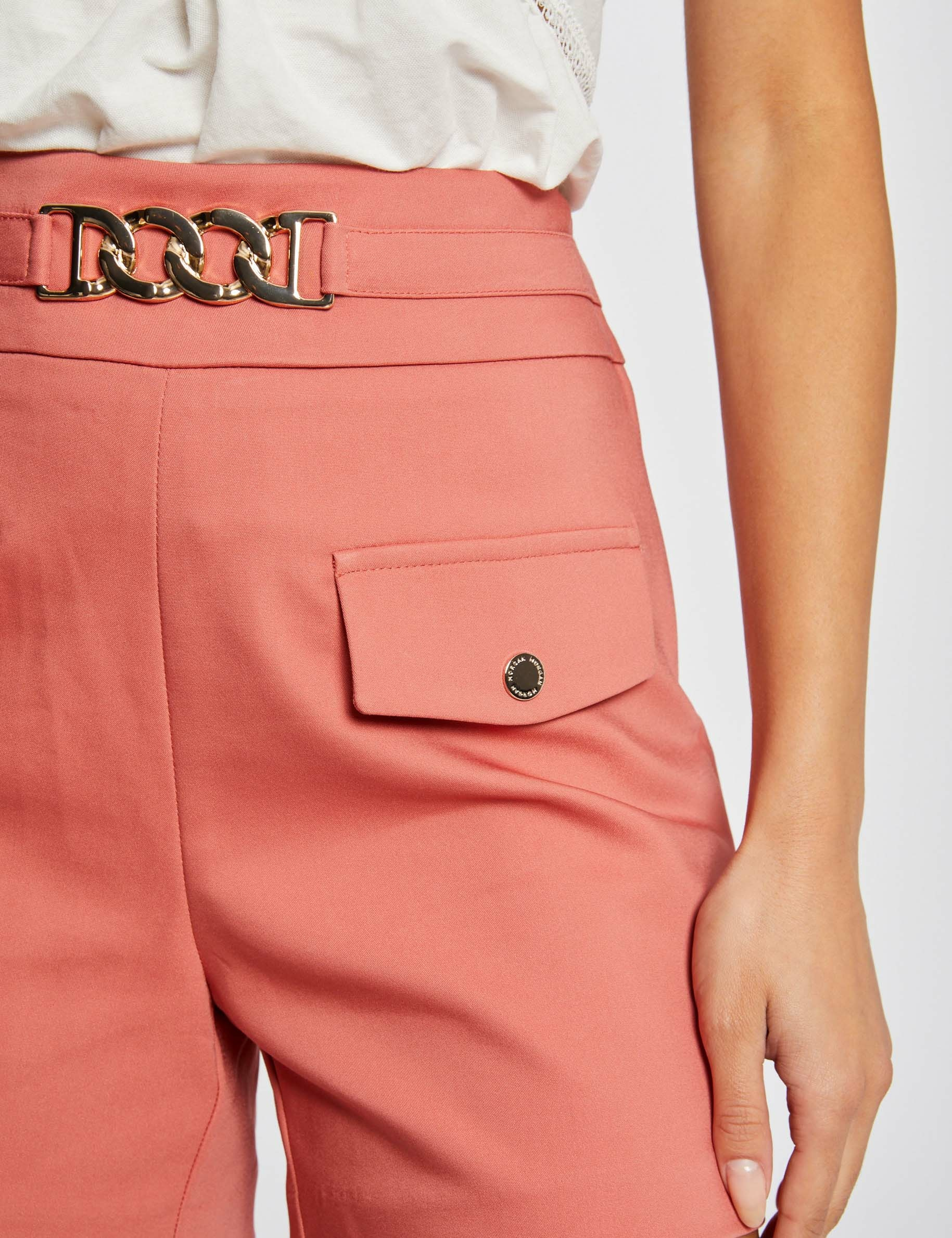 Short droit taille haute avec ornement rouille femme