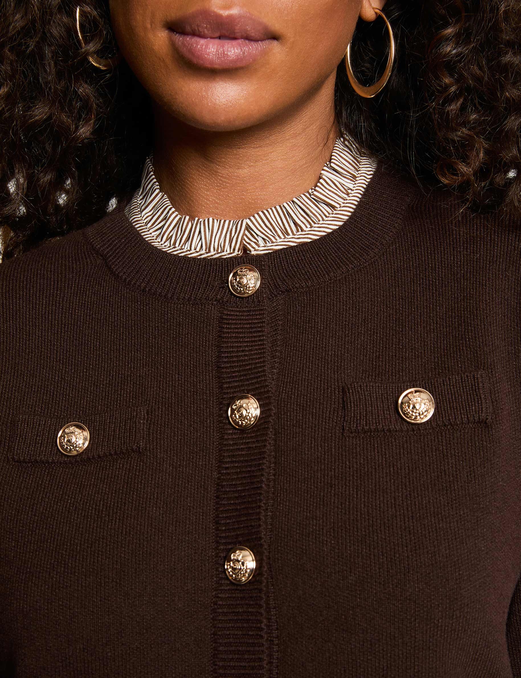 Gilet boutons bijoux marron fonc&eacute; femme