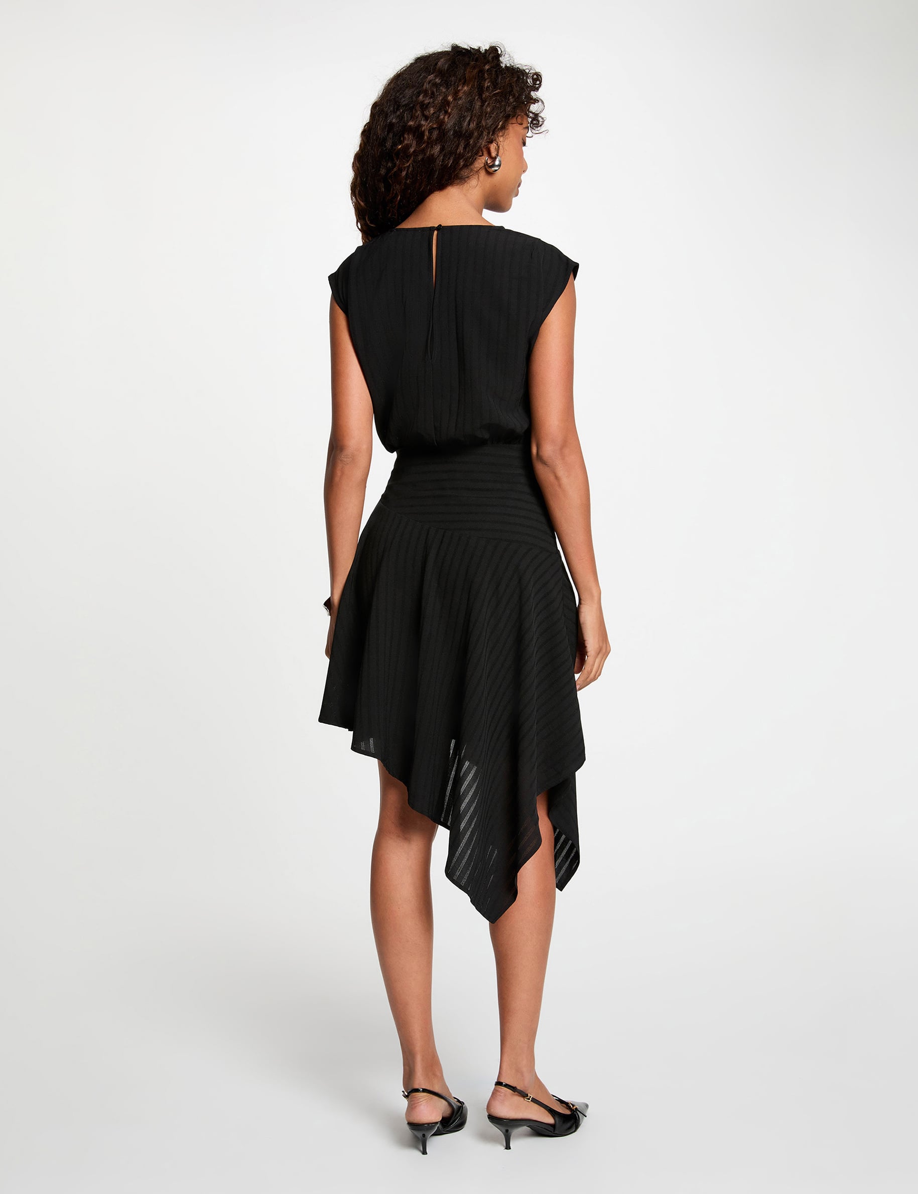 Robe asym&eacute;trique manches courtes noir femme