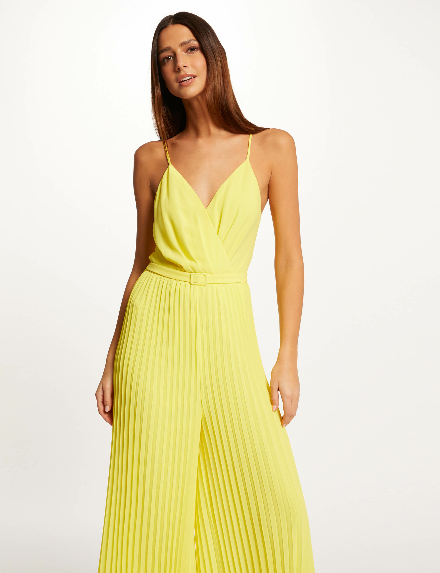 Combinaison large plissée avec dos nu jaune femme Combinaison large plissée avec dos nu jaune femme