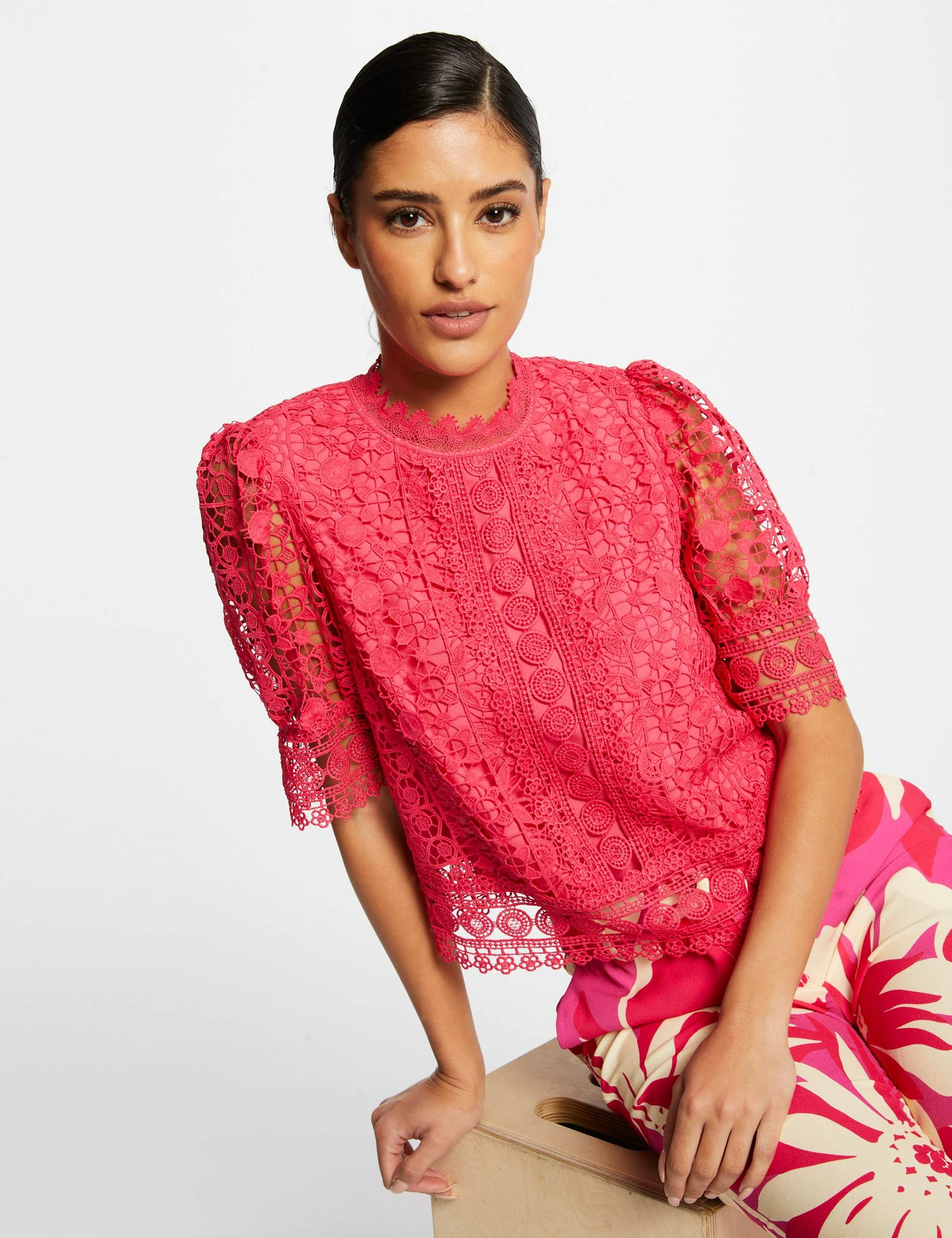 Image of Blouse manches courtes en dentelle rose moyen femme