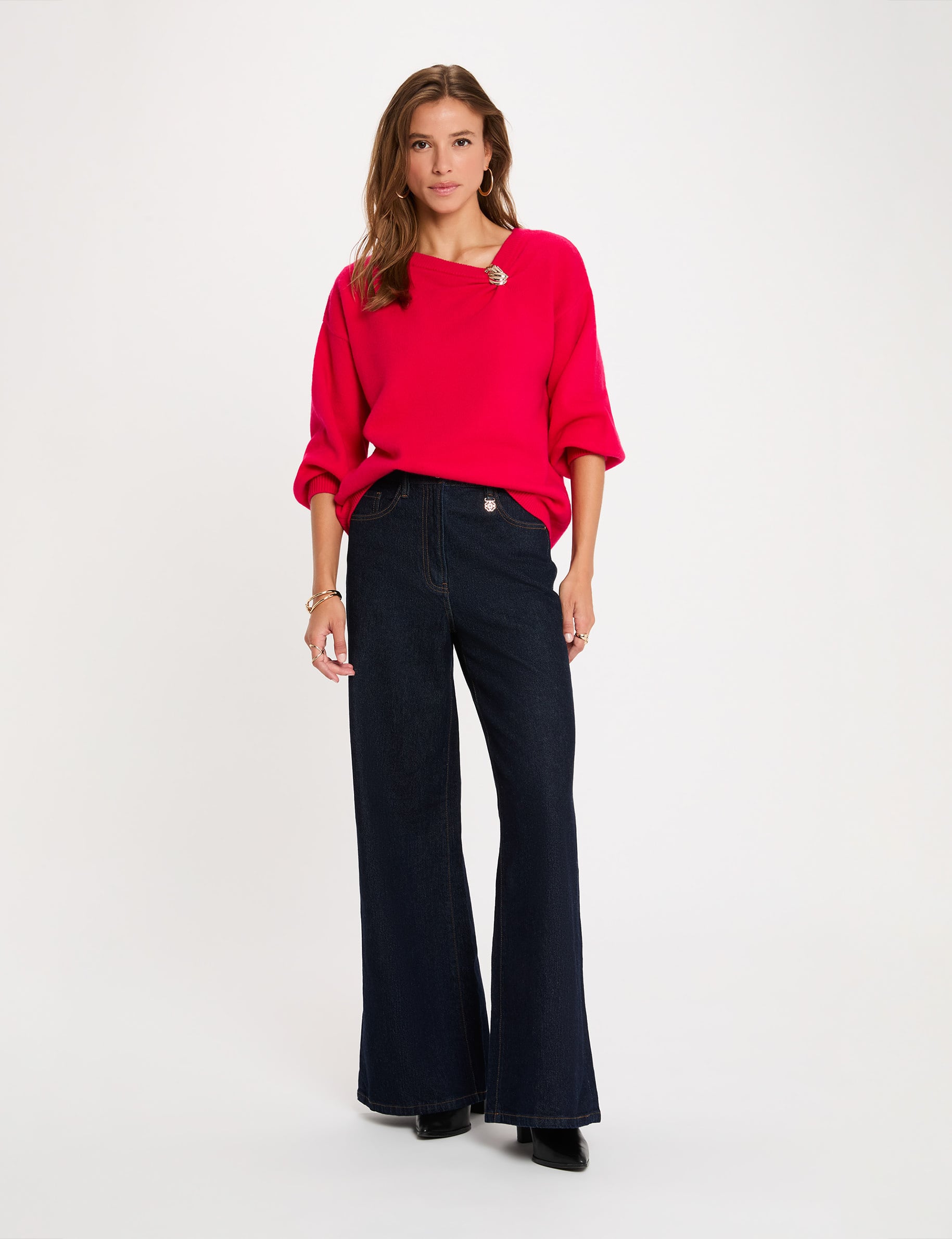 Pull asym&eacute;trique avec bijou rose vif femme