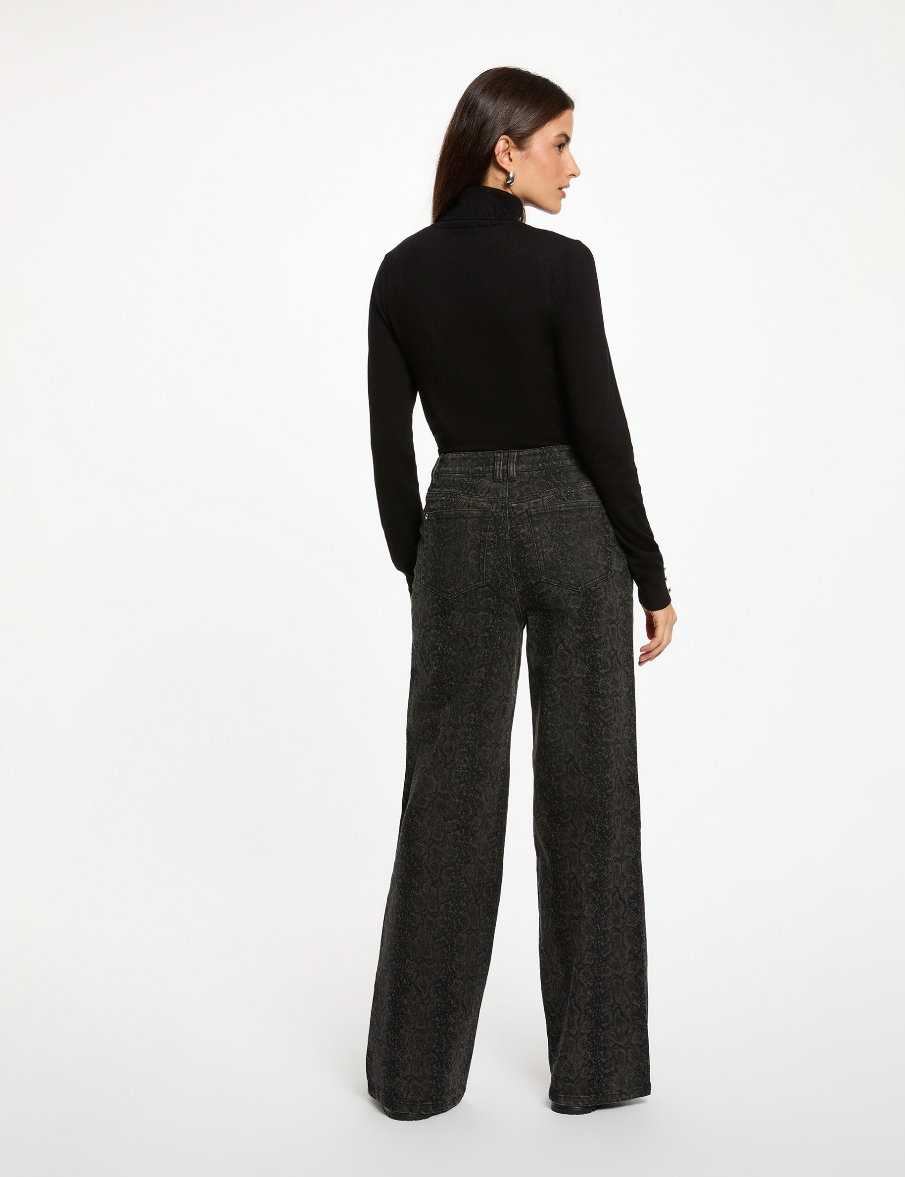 Pull col roul&eacute; noir femme