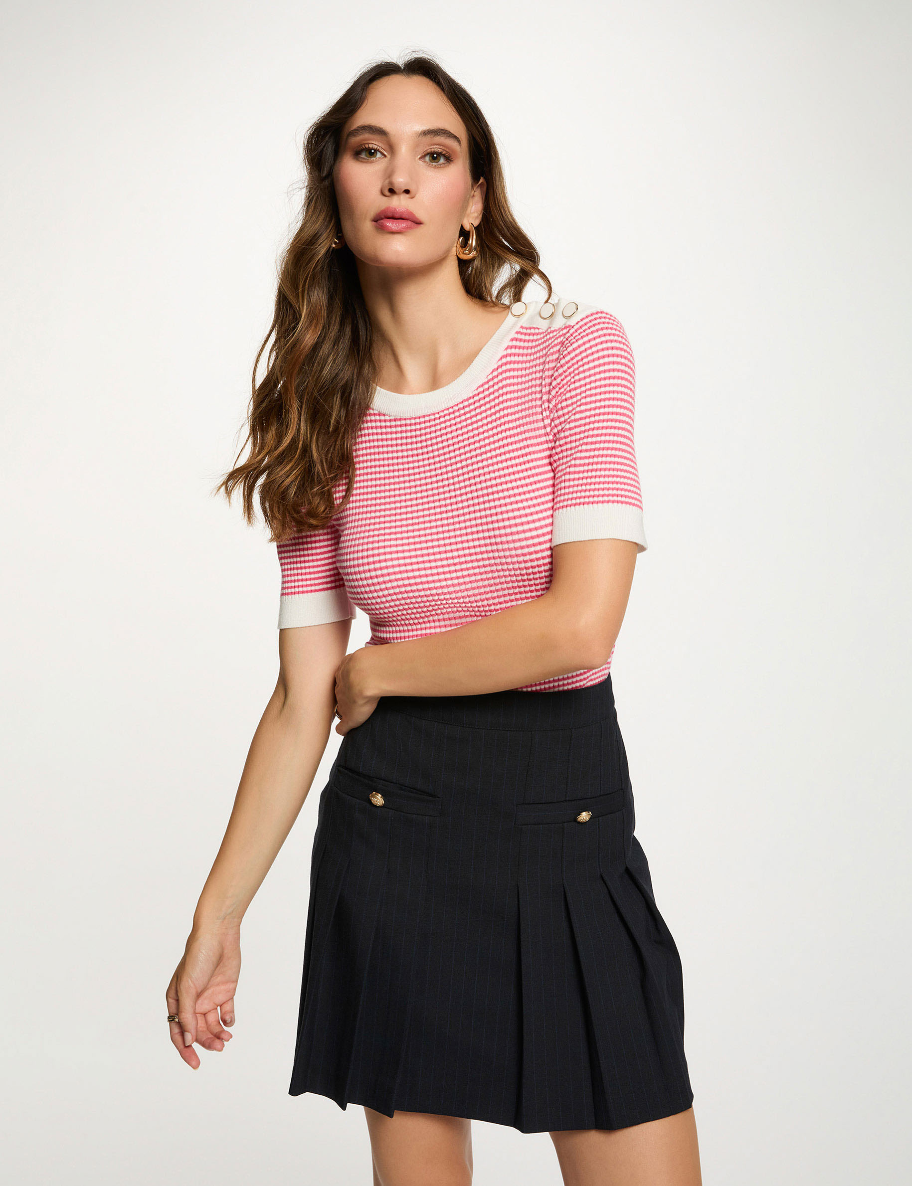 Comment porter une jupe plissée bleu marine (40 tenues et looks