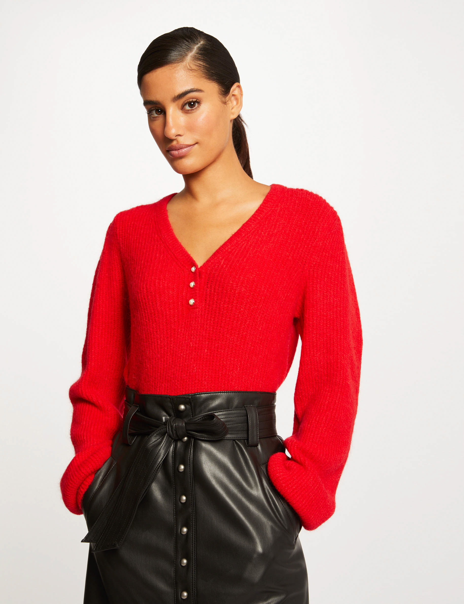 Image of Pull manches longues à col en V rouge femme