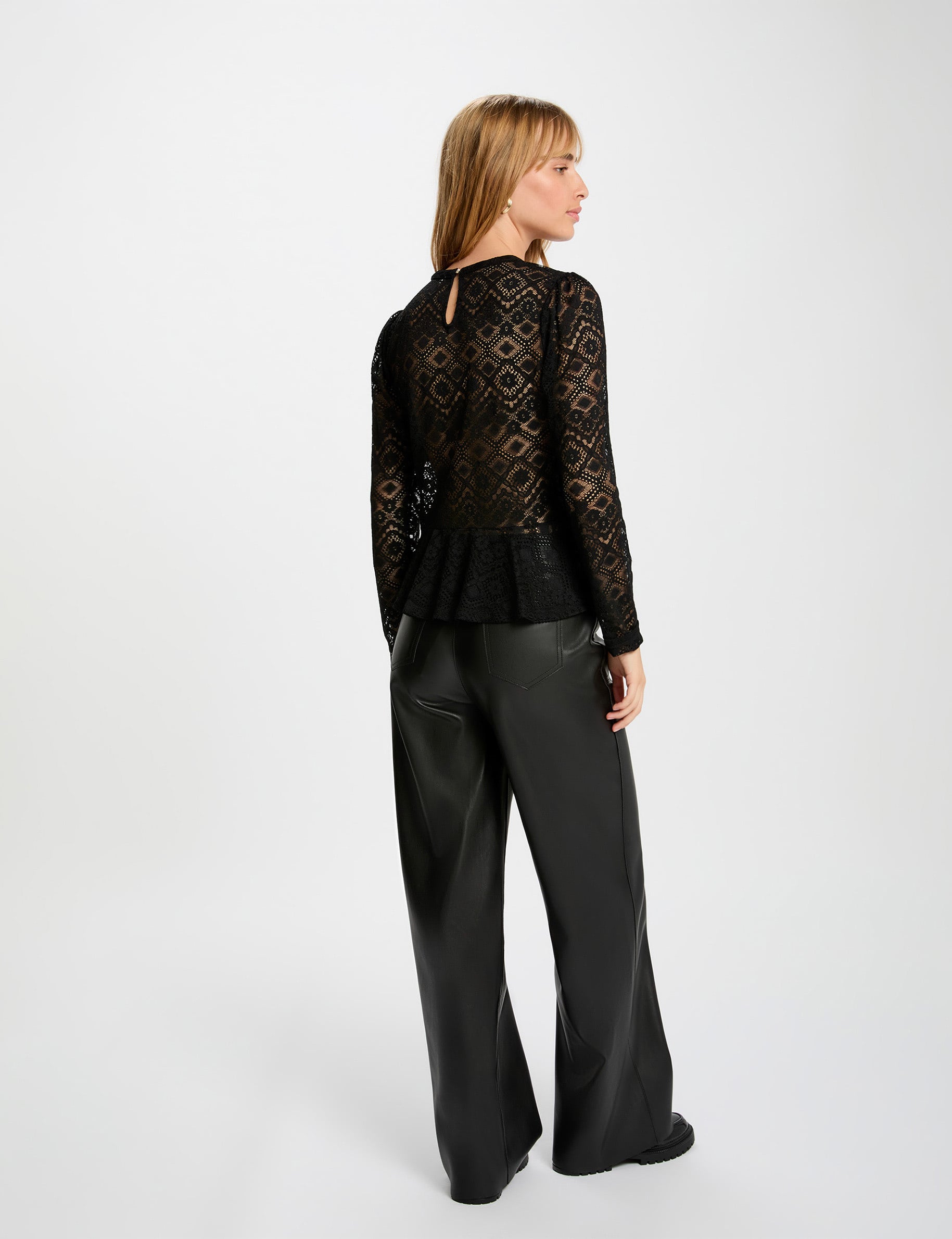 T-shirt dentelle cintr&eacute; noir femme