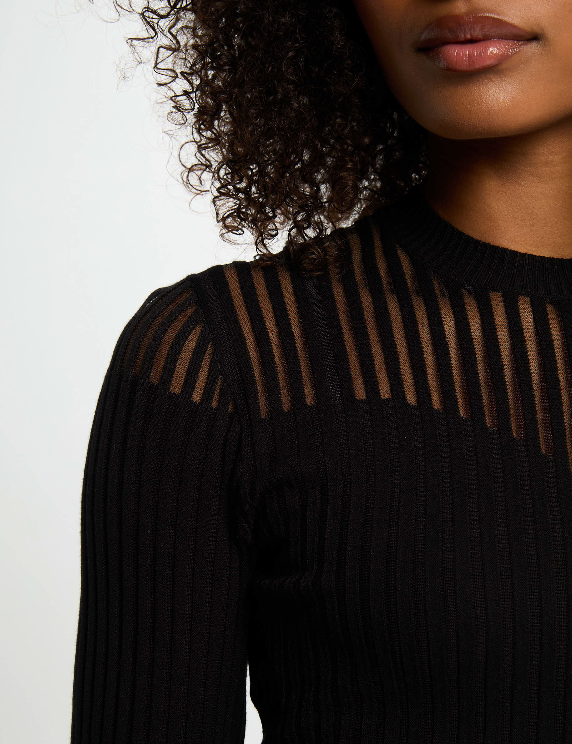 Pull noir cintr&eacute; noir femme