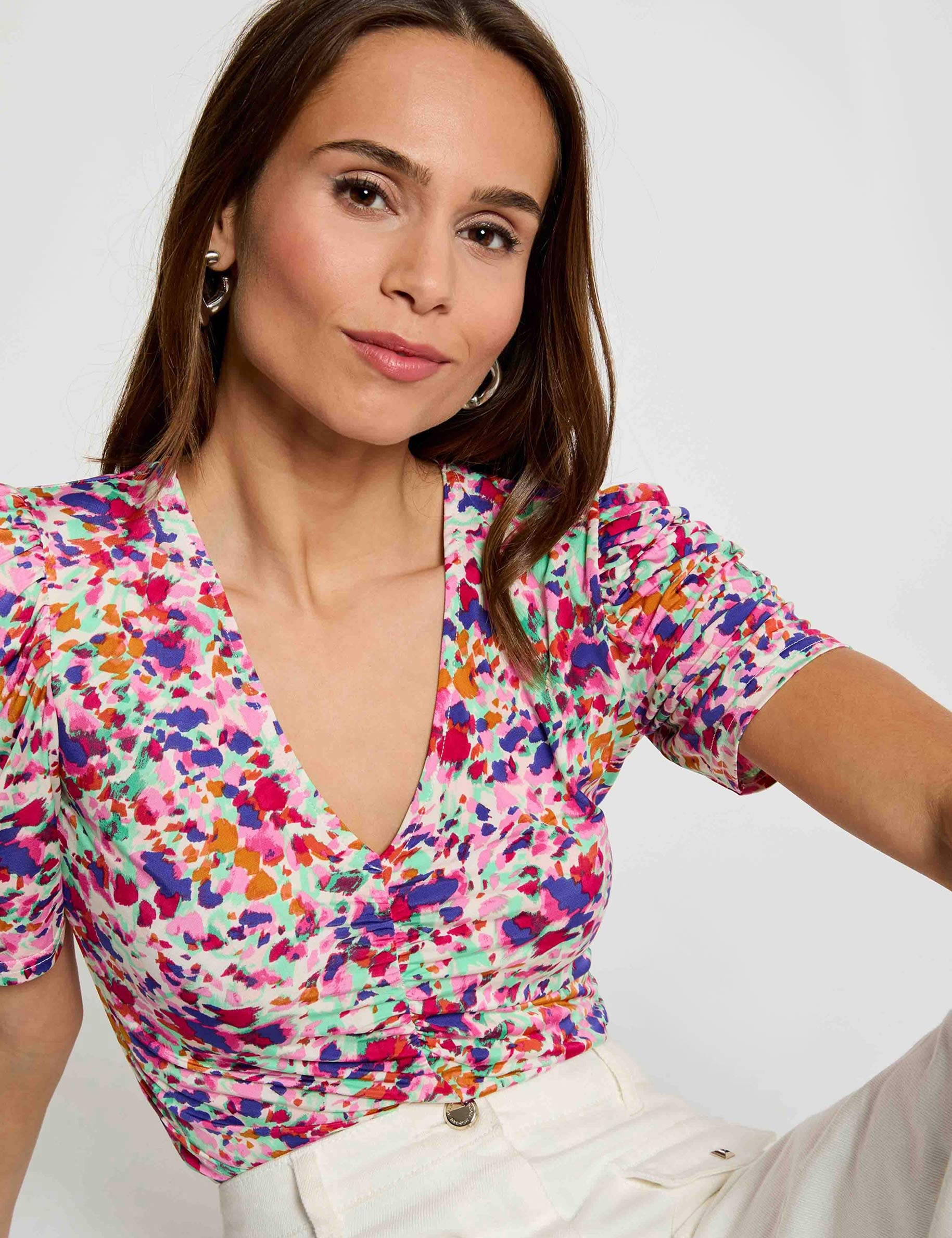T-shirt ajust&eacute; col v multicolore femme
