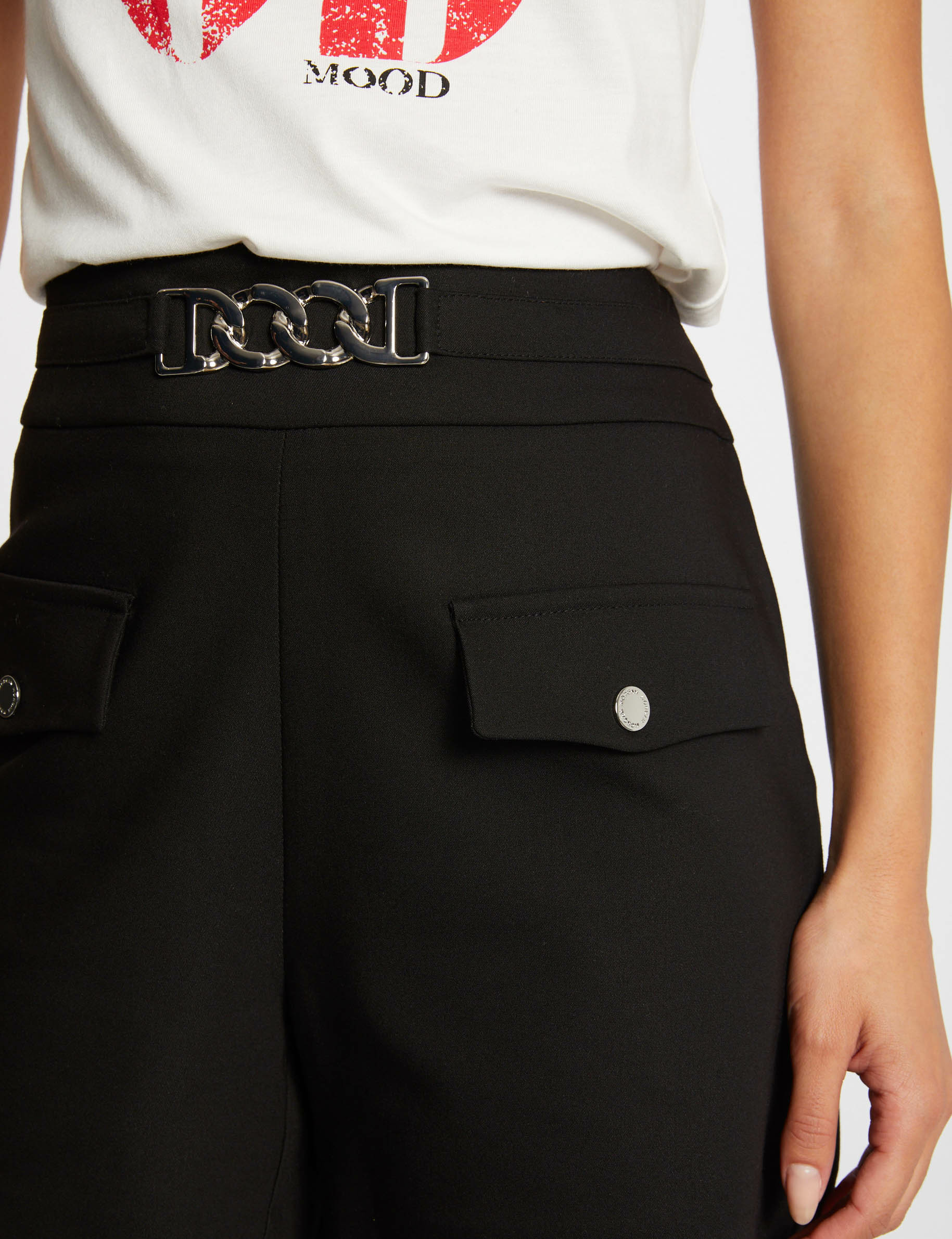 short droit taille haute avec ornement noir femme Short droit taille haute avec ornement noir femme