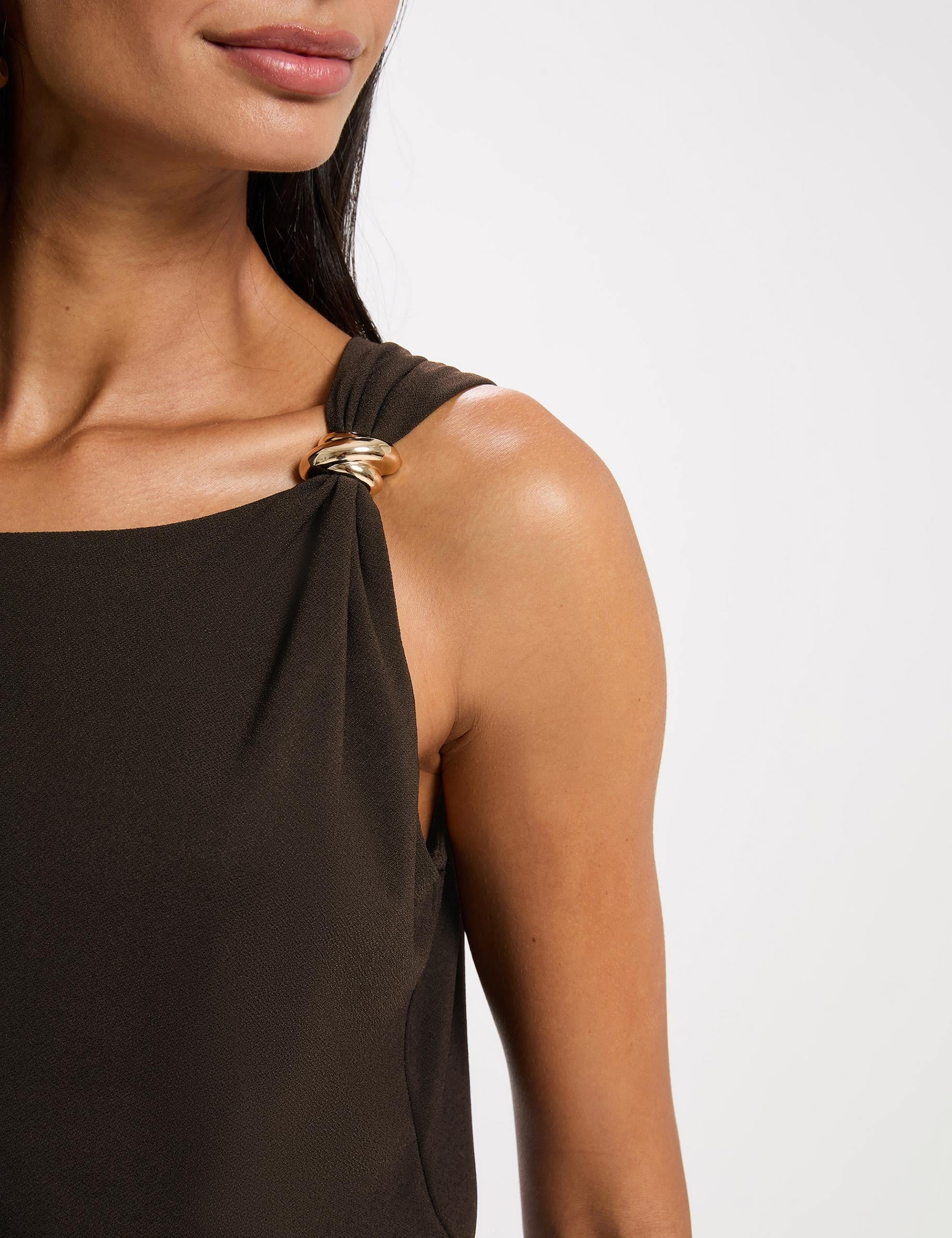 T-shirt asym&eacute;trique avec bijou marron fonc&eacute; femme