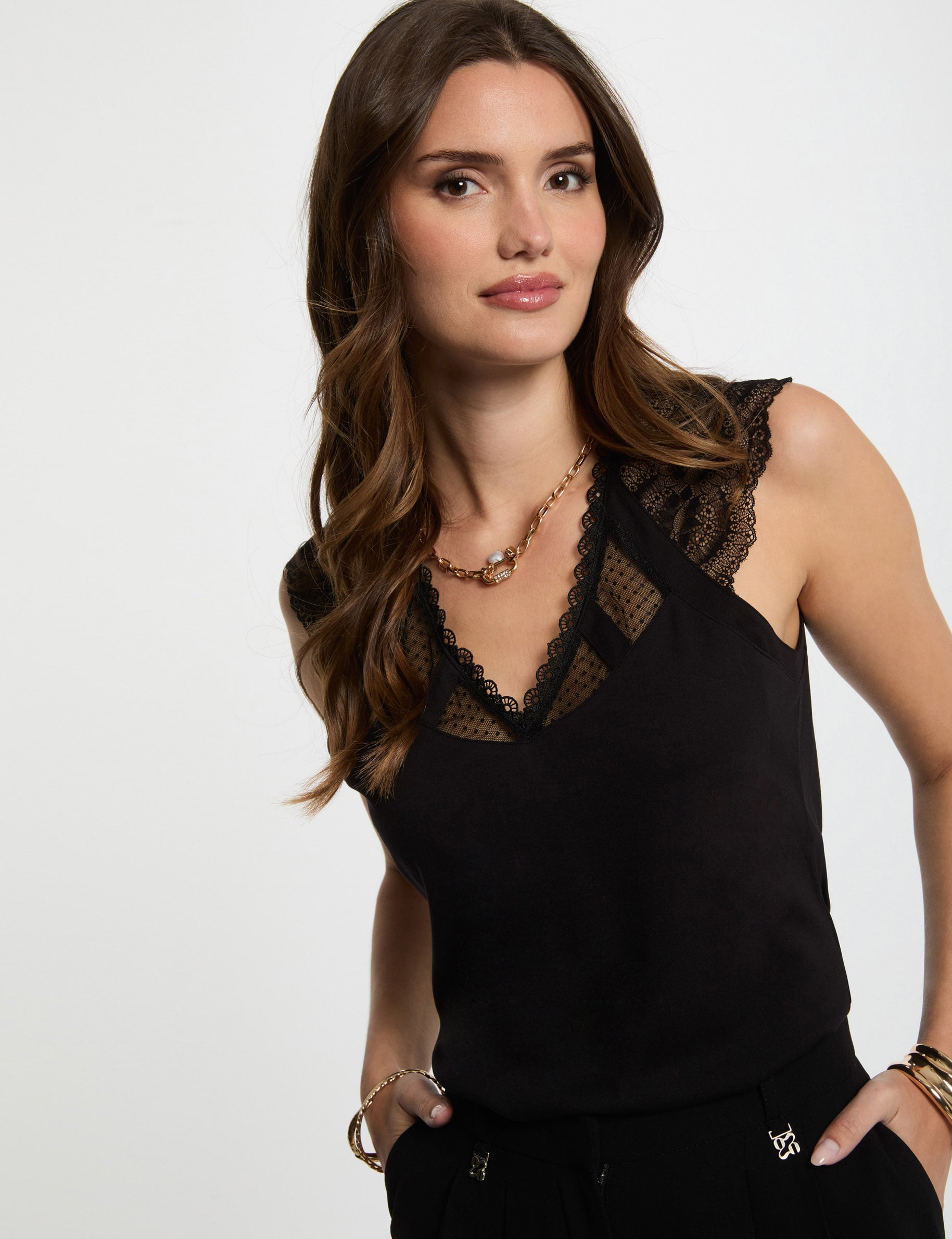 T-shirt dentelle col v noir femme