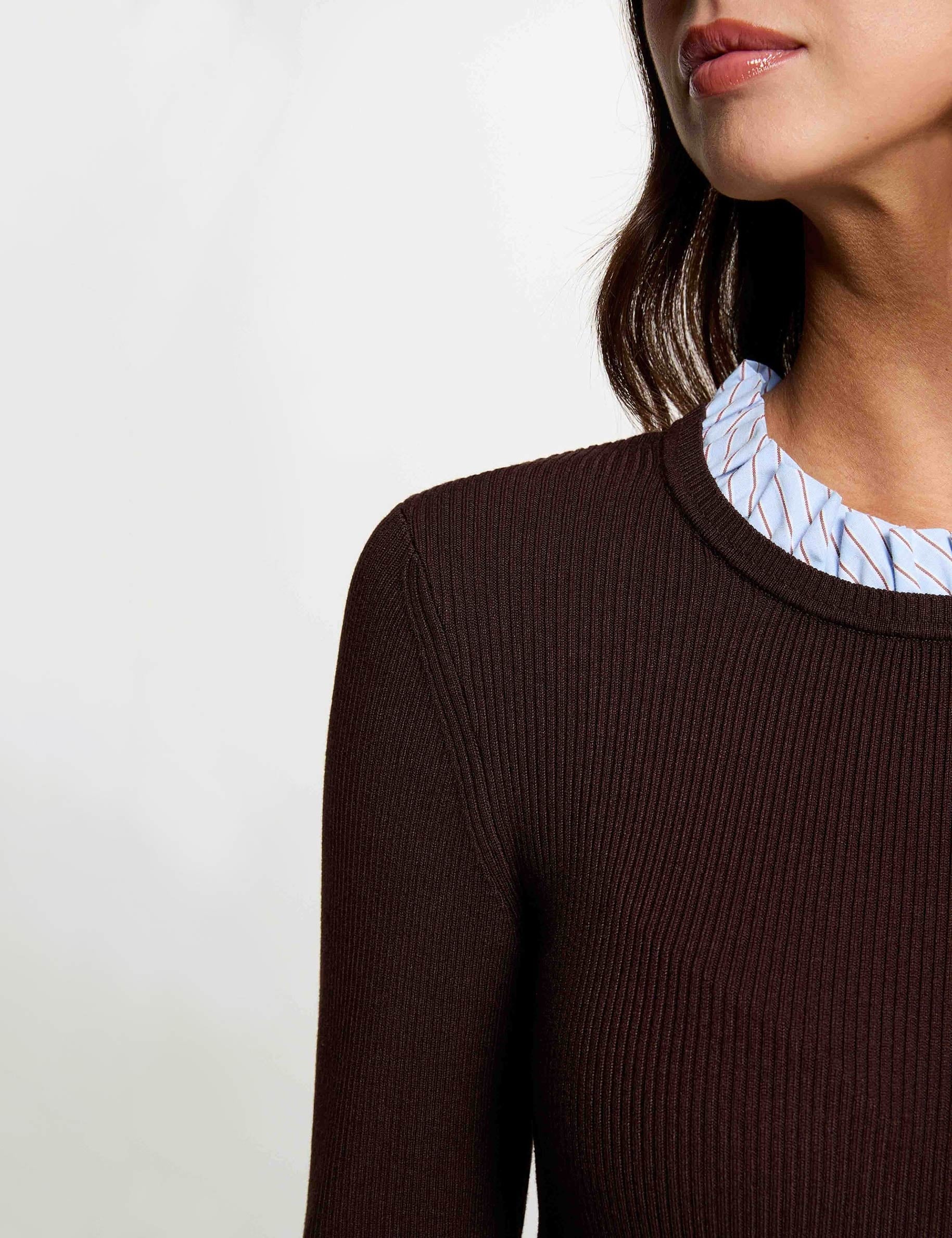 Pull col rond volant marron fonc&eacute; femme