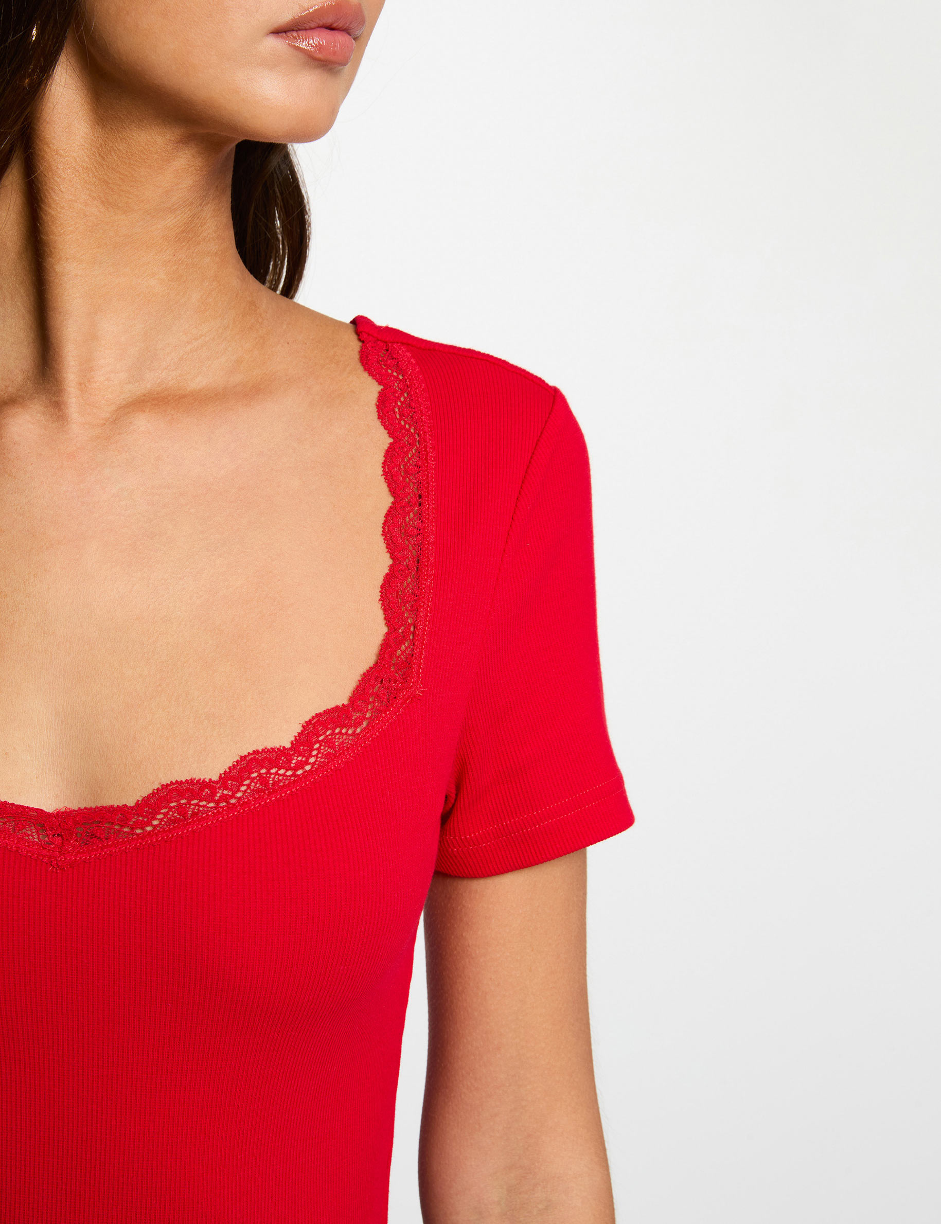 T-shirt cintr&eacute; col coeur rouge femme