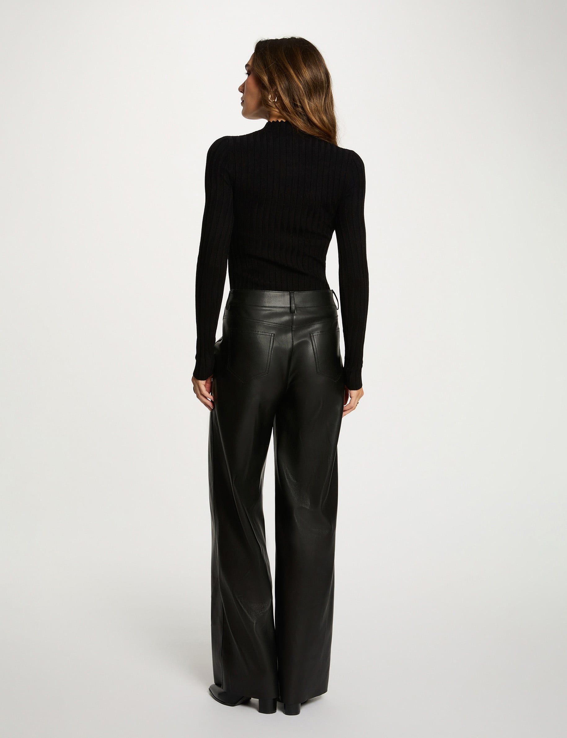 Pull cintr&eacute; col montant noir femme