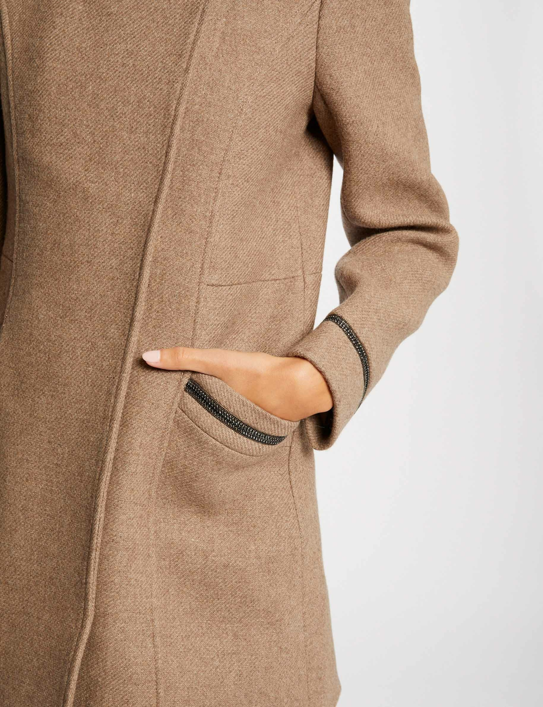 Manteau droit avec détails bijoux beige femme Manteau droit avec détails bijoux beige femme