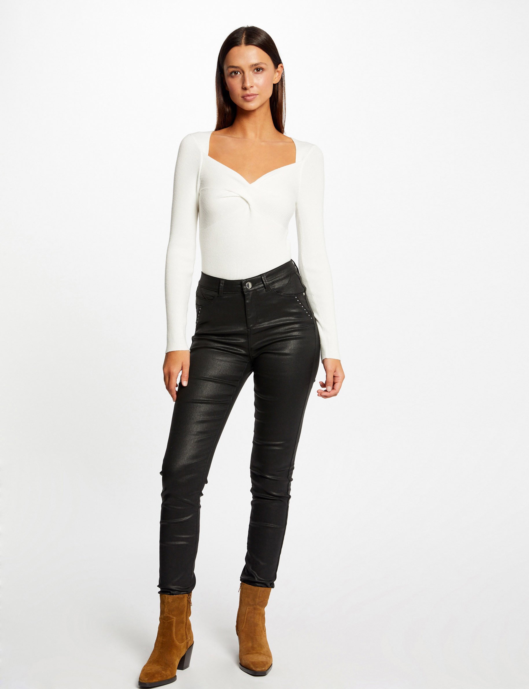 pantalon slim enduit a details cloutes noir femme Pantalon slim enduit à détails cloutés noir femme