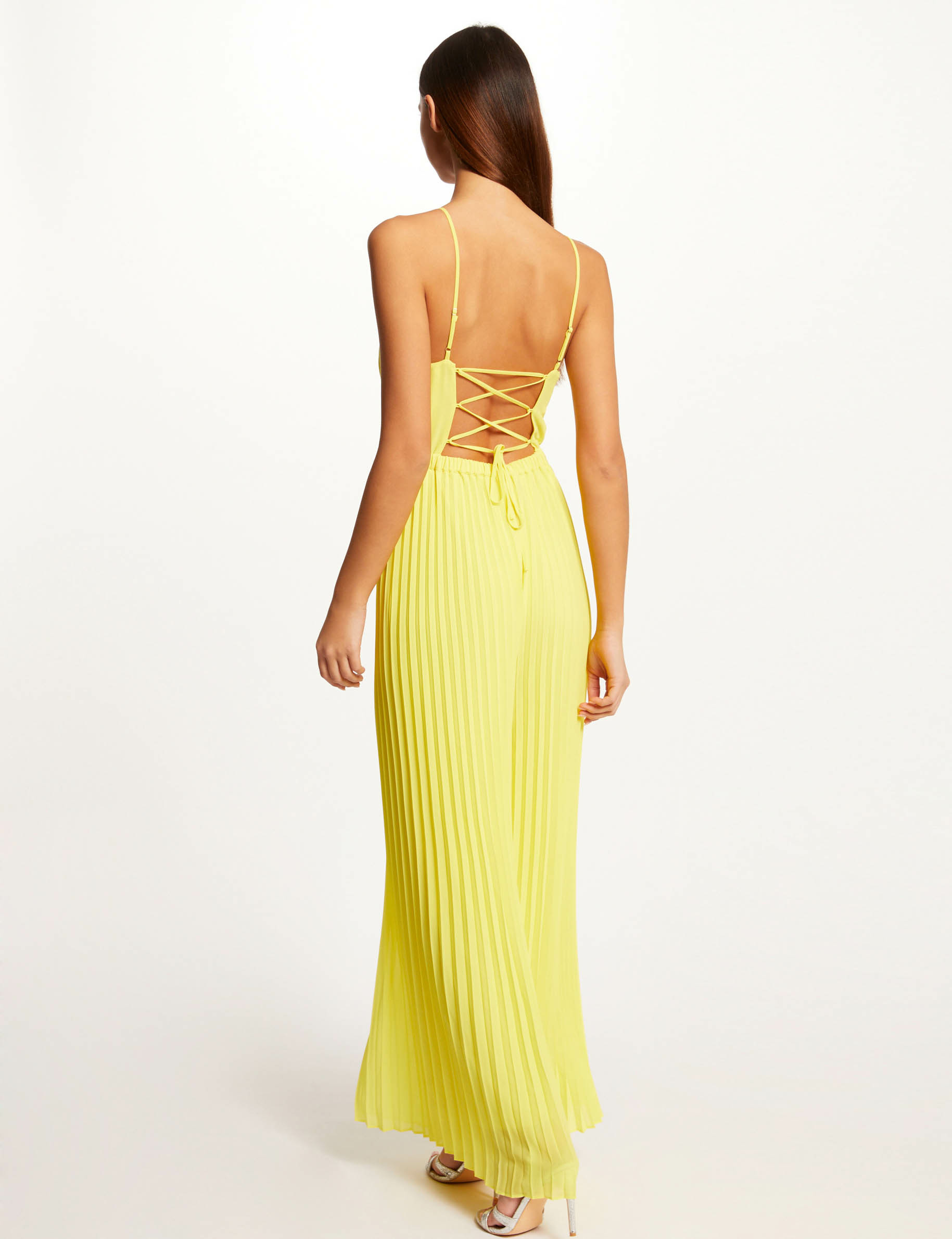 Combinaison large plissée avec dos nu jaune femme Combinaison large plissée avec dos nu jaune femme