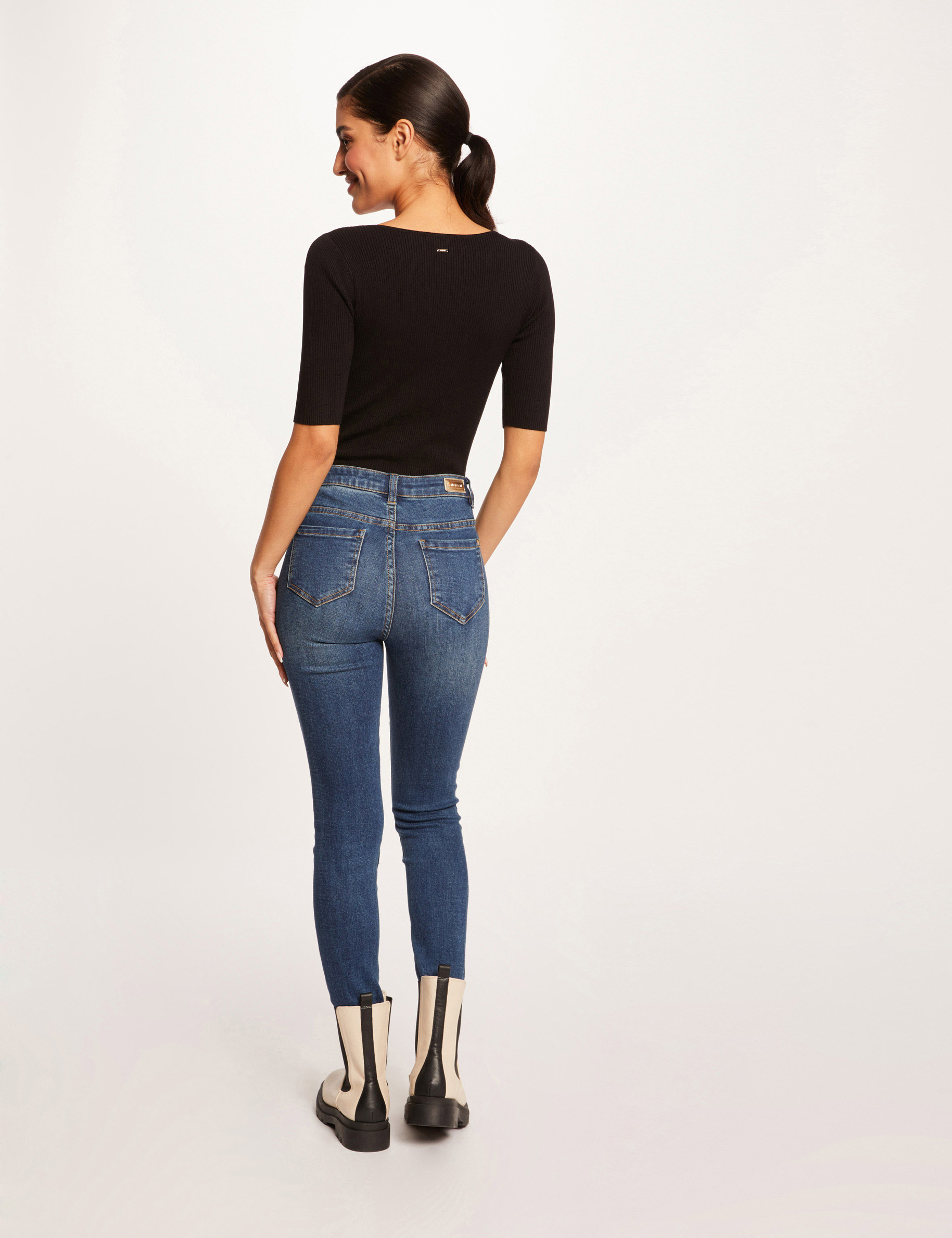 Pull manches 3/4 avec ornement noir femme Pull manches 3/4 avec ornement noir femme