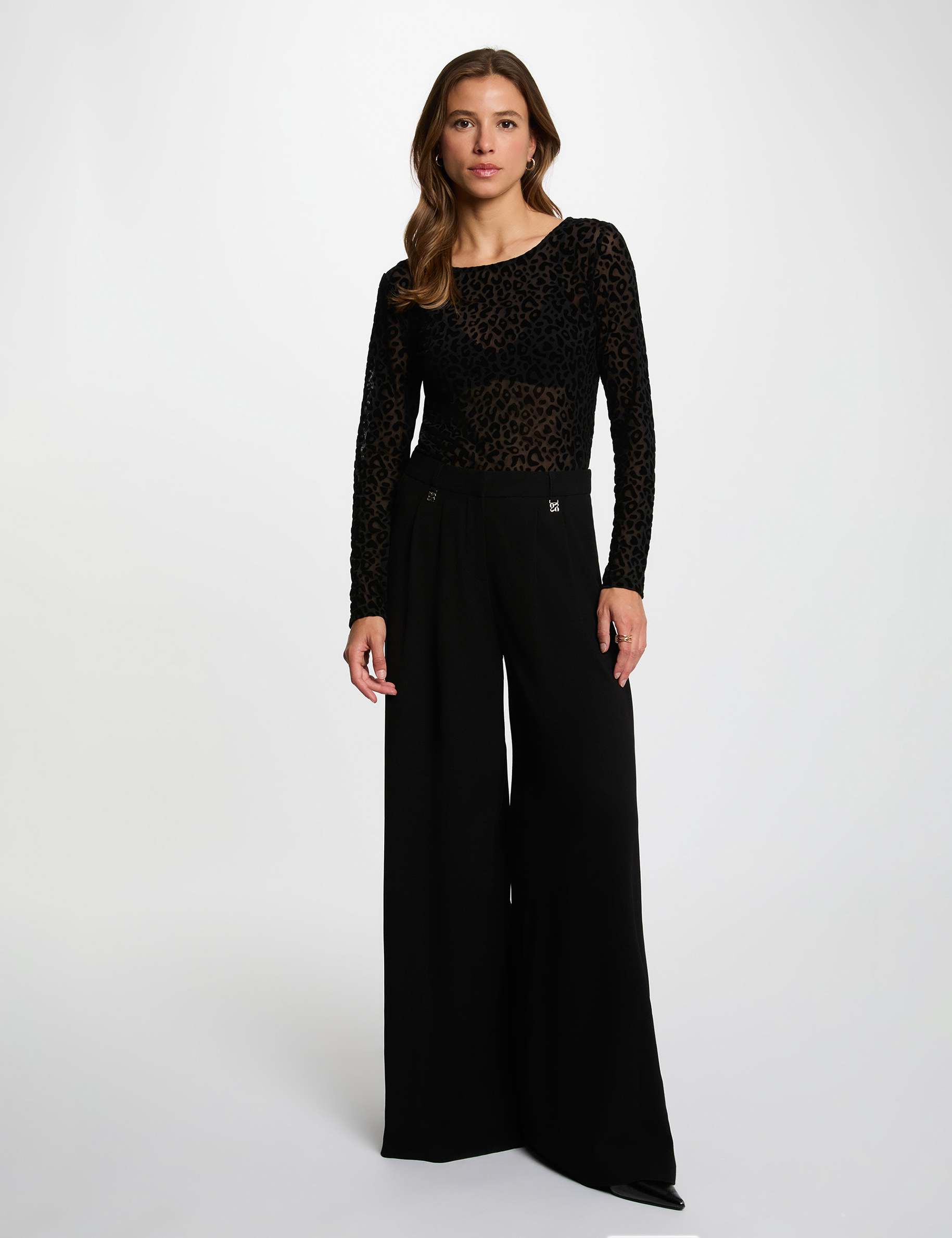 T-shirt cintr&eacute; col rond noir femme