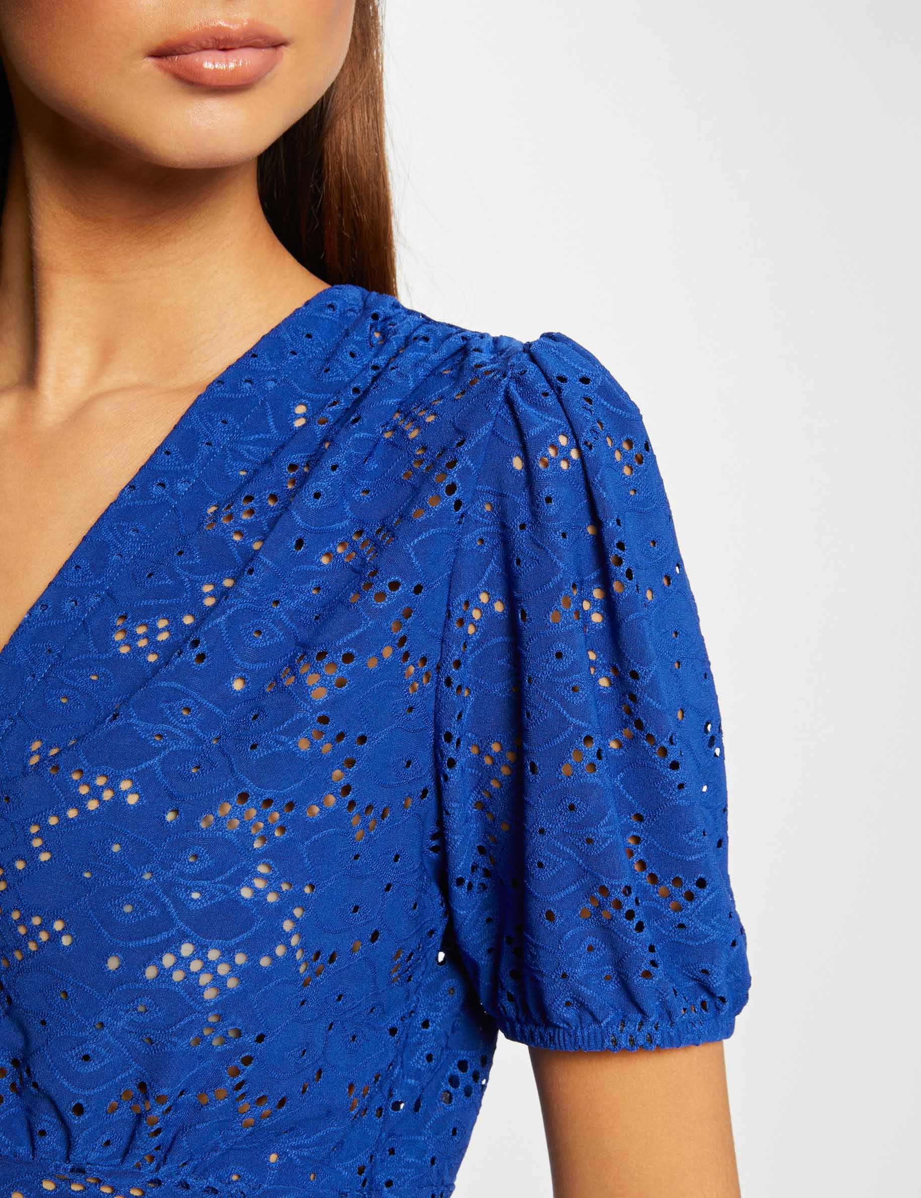 t shirt manches courtes a broderie bleu electrique femme T-shirt manches courtes à broderie bleu electrique femme