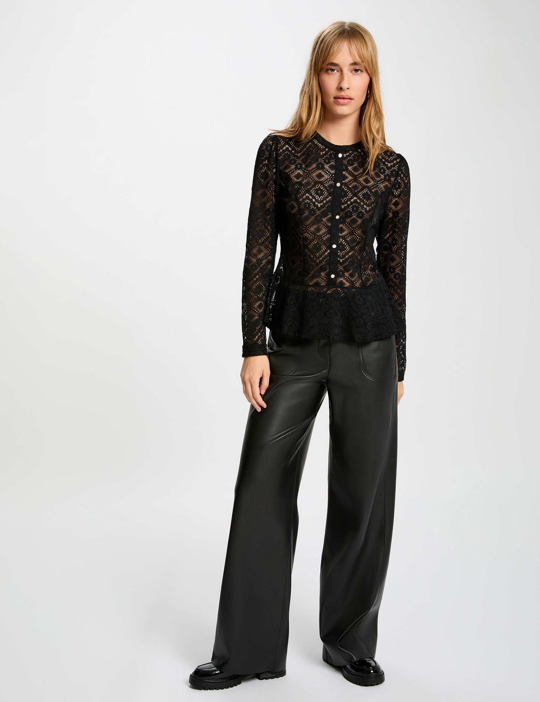 T-shirt dentelle cintr&eacute; noir femme