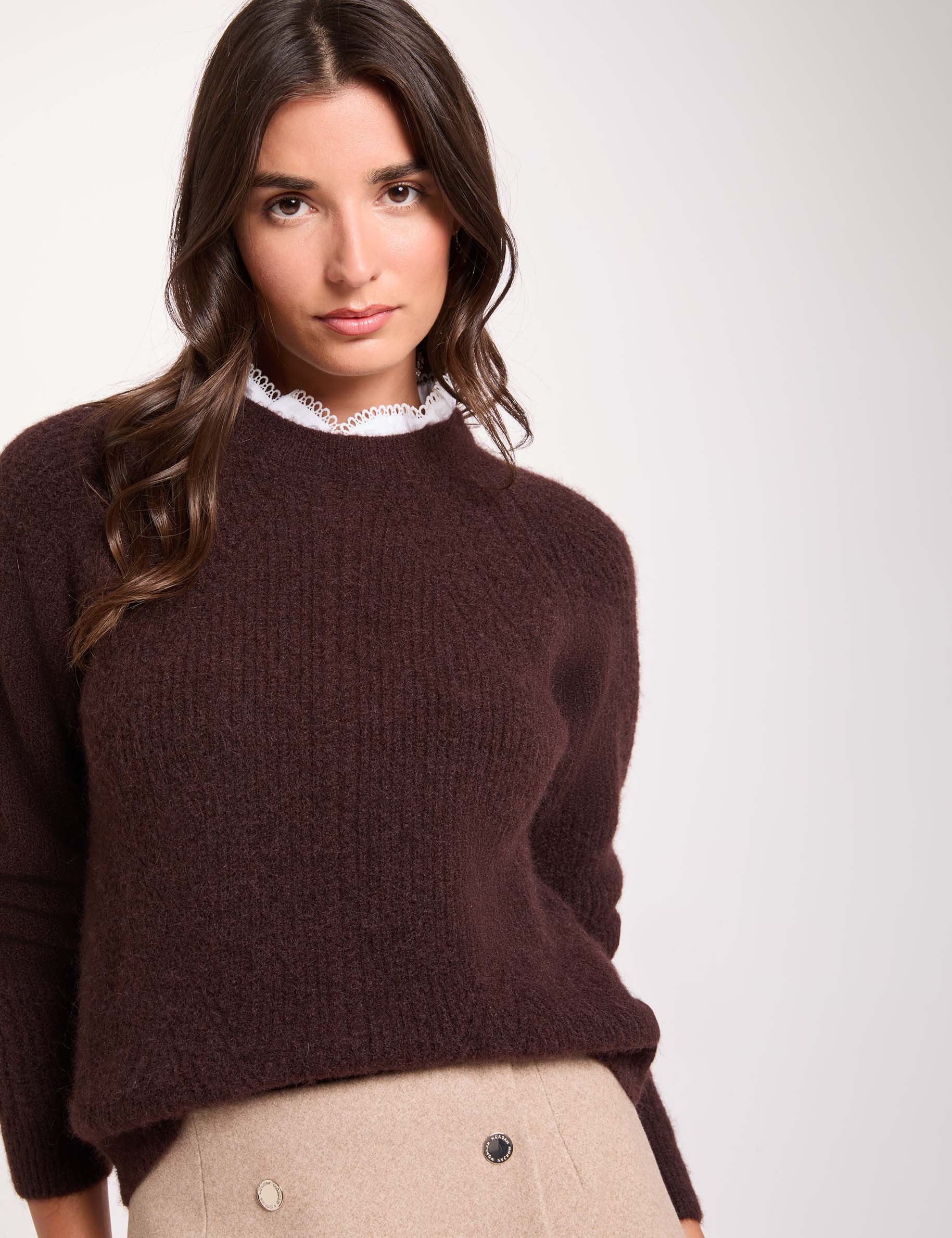 Pull col rond d&eacute;tails chemise marron fonc&eacute; femme
