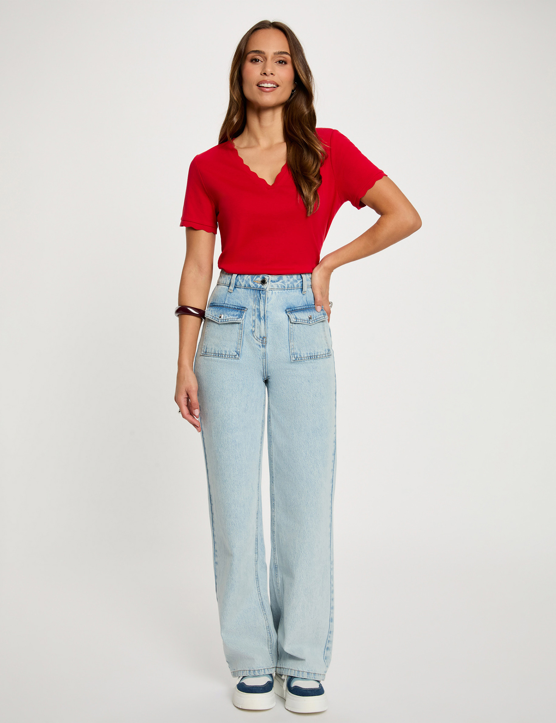 T-shirt cintr&eacute; col v rouge femme